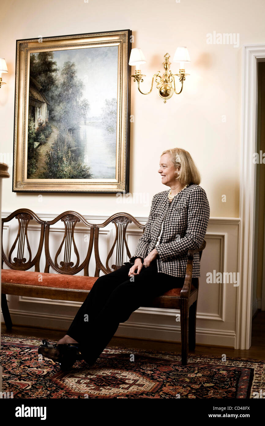 Sep 09, 2008 - San Jose, California, Stati Uniti d'America - ex amministratore delegato di eBay MEG WHITMAN, 52, è fotografata al suo Atherton, CA home sul Sett. 9, 2008. Whitman ha di recente affermato che lei è una fan di tecnologie verdi in California. (Credito Immagine: © Martin Klimek/ZUMA Press) Foto Stock