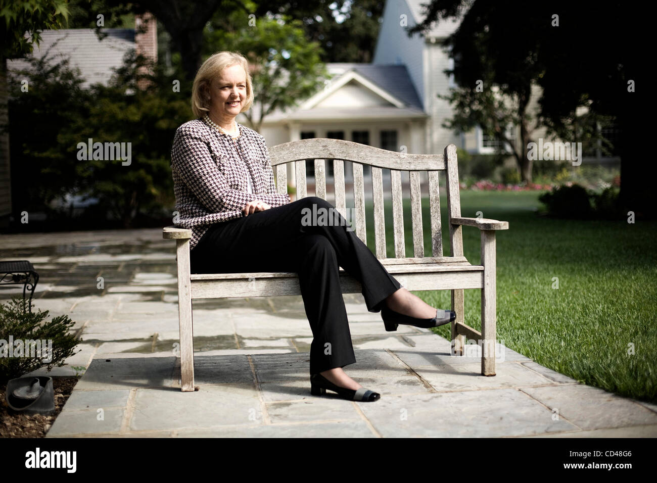 Sep 09, 2008 - San Jose, California, Stati Uniti d'America - ex amministratore delegato di eBay MEG WHITMAN, 52, è fotografata al suo Atherton, CA home sul Sett. 9, 2008. Whitman ha di recente affermato che lei è una fan di tecnologie verdi in California. (Credito Immagine: © Martin Klimek/ZUMA Press) Foto Stock