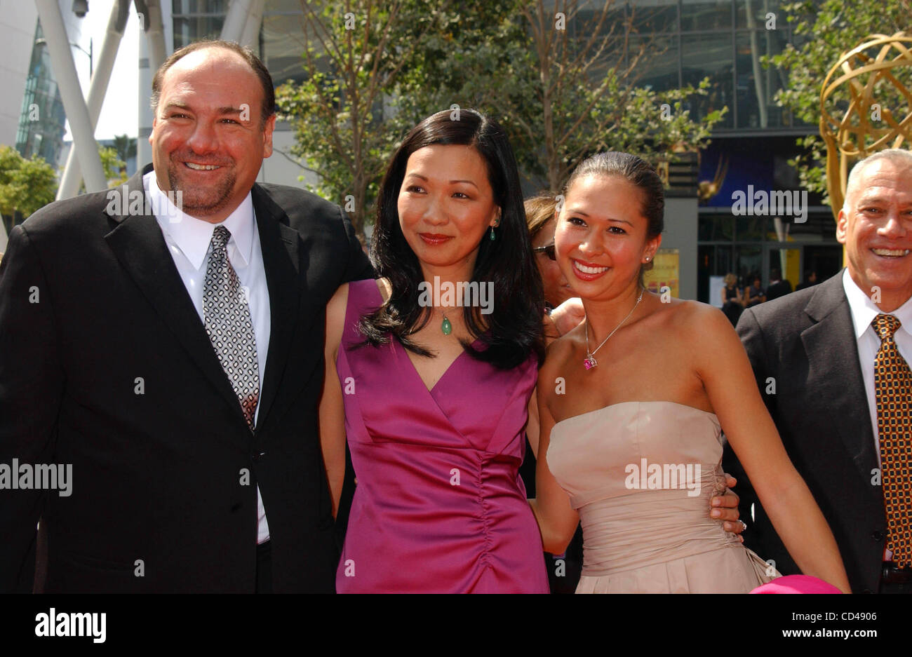 Sett. 13, 2008 - Hollywood, California, Stati Uniti - Ho13707PR.Il 2008 CREATIVE ARTS Primetime Emmy awards, tenutasi presso il NOKIA THEATRE DI LOS ANGELES 09-13-2008. - - JAMES GANDOLFINI CON LA MOGLIE DEBORAH LIN E FIGLIA(Immagine di credito: Â© Phil Roach/Globe foto/ZUMAPRESS.com) Foto Stock