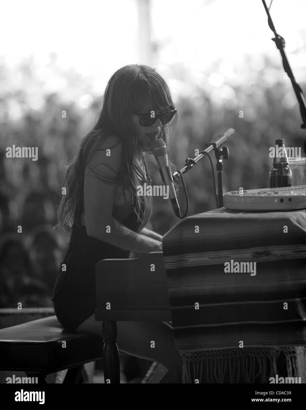 Sep 26, 2008 - Austin, Texas, Stati Uniti d'America - il cantante Jenny Lewis si esibisce dal vivo come parte del 2008 Austin City Limits Music Festival che ha avuto luogo a Zilker park si trova a Austin. La tre giorni di multi-stadio festival con otto tappe hanno attirato migliaia di fan di musica per vedere una varietà di artista. Copyright Foto Stock