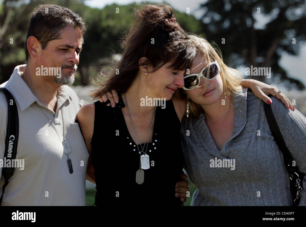 Il 2 ottobre 2008, San Diego, California, Stati Uniti d'America stoico per la maggior parte del tempo si è recata a suo figlio la sua tomba, KIRSTEN YUHL-TORRES, centro e marito VERN TORRES. lasciare le loro emozioni mostrano infine prima di lasciare Ft. Il cimitero di Rosecrans Giovedì, poggiando su YUHL-TORRES' nipote KARINA ricco. La famiglia ha visitato Foto Stock