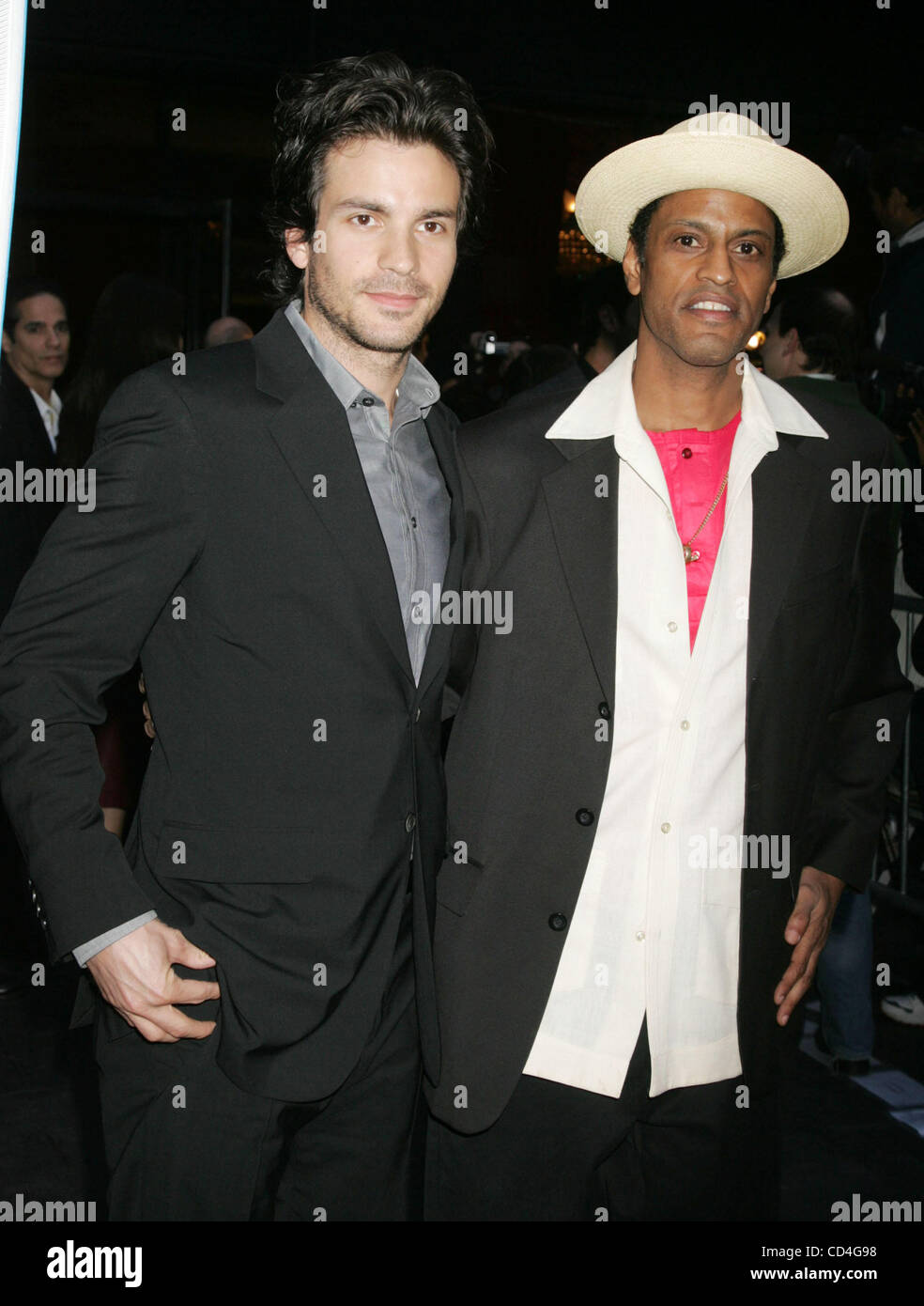 Oct 07, 2008 - New York, NY, STATI UNITI D'AMERICA - Attore SANTIAGO CABRERA E ROBERTO LUIS SANTANA frequentare gli arrivi per il film "Che" tenutasi durante il New York Film Festival al Teatro Ziegfeld. (Credito Immagine: © Nancy Kaszerman/ZUMA Press) Foto Stock