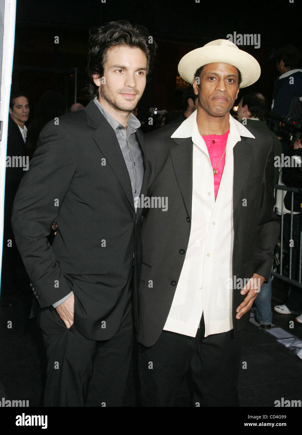Oct 07, 2008 - New York, NY, STATI UNITI D'AMERICA - Attore SANTIAGO CABRERA E ROBERTO LUIS SANTANA frequentare gli arrivi per il film "Che" tenutasi durante il New York Film Festival al Teatro Ziegfeld. (Credito Immagine: © Nancy Kaszerman/ZUMA Press) Foto Stock
