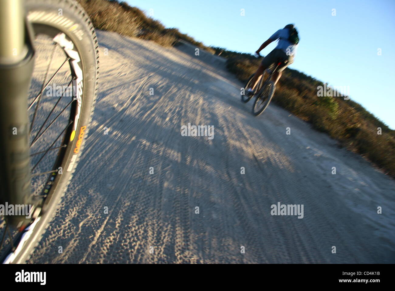 Oct 12, 2008 - Laguna boschi, California, Stati Uniti d'America - Mountain bike include: cross country escursioni in bicicletta, Equitazione in discesa, freeride, dirt jump e prove/street di equitazione. Lo sport richiede endurance, bike abilità di manipolazione e di autosufficienza. Si tratta di un singolo sport che possono essere eseguite quasi ovunque. Vi Foto Stock