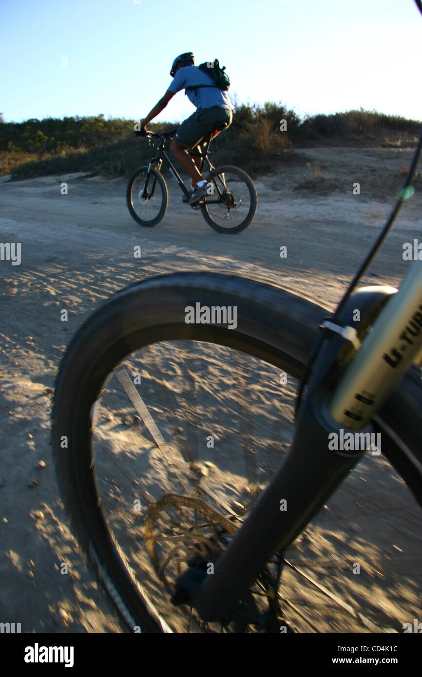 Oct 12, 2008 - Laguna boschi, California, Stati Uniti d'America - Mountain bike include: cross country escursioni in bicicletta, Equitazione in discesa, freeride, dirt jump e prove/street di equitazione. Lo sport richiede endurance, bike abilità di manipolazione e di autosufficienza. Si tratta di un singolo sport che possono essere eseguite quasi ovunque. Vi Foto Stock