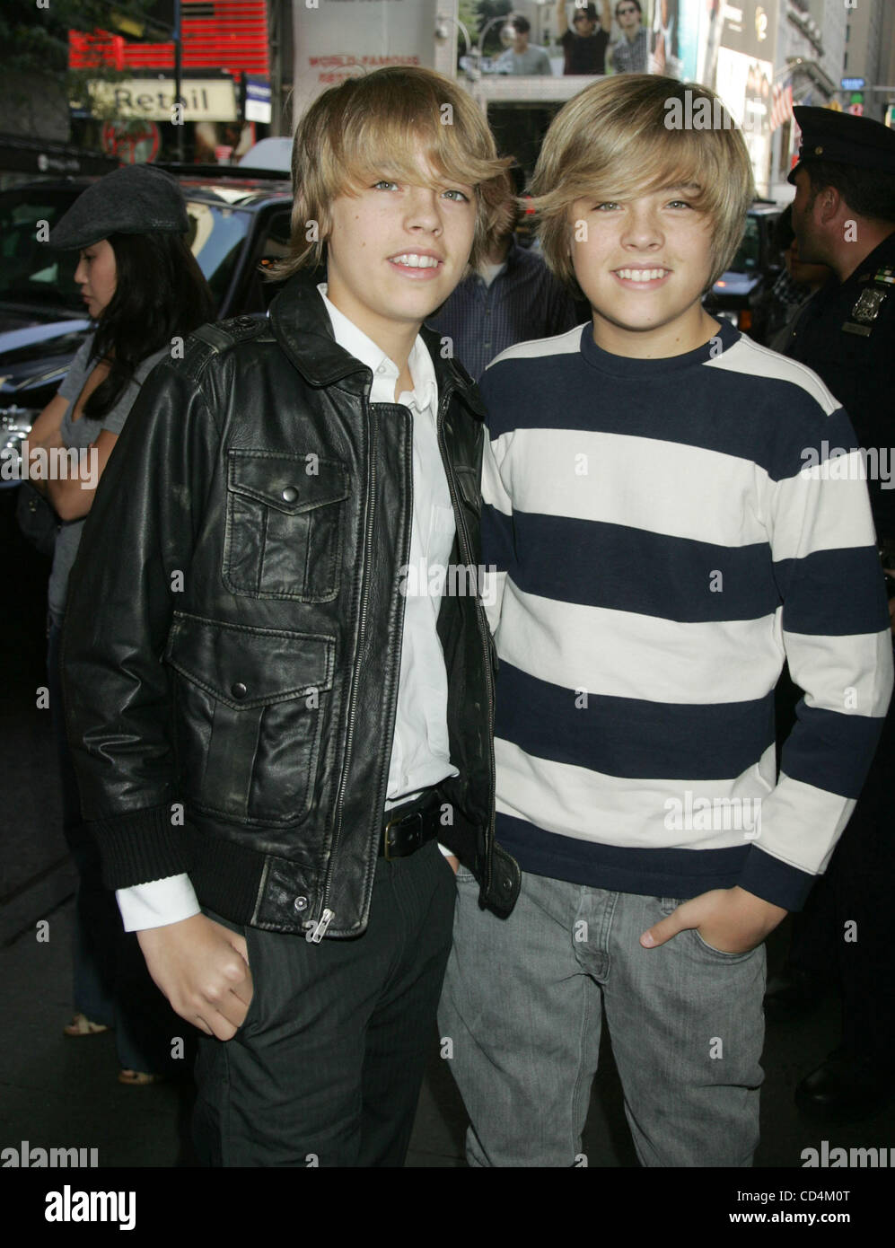 Oct 14, 2008 - New York, NY, STATI UNITI D'AMERICA - attori/fratelli gemelli Cole Sprouse e Dylan Sprouse a Mtv Trl è mantenuto a Times Square. (Credito Immagine: © Nancy Kaszerman/ZUMA Press) Foto Stock
