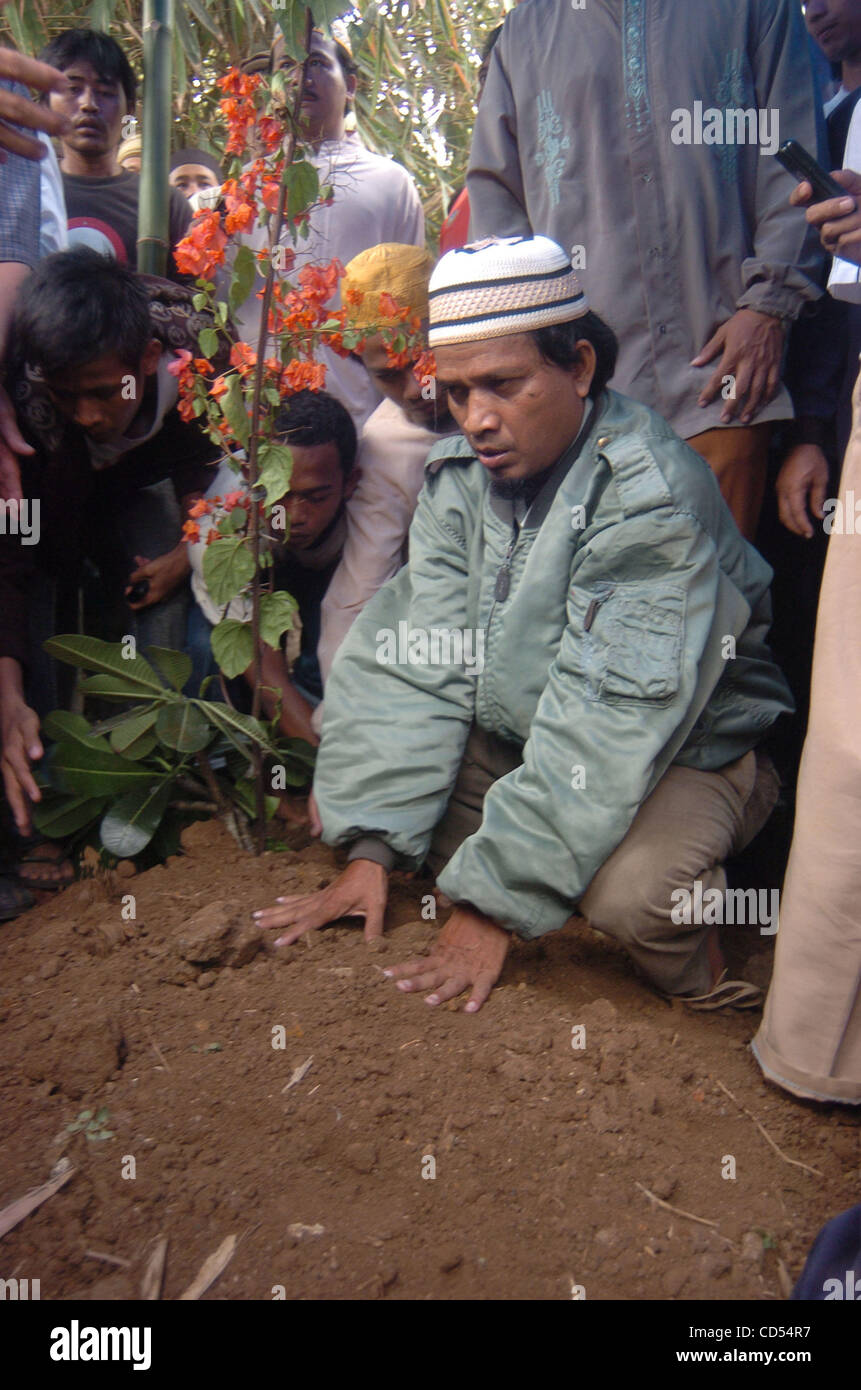 Nov 09, 2008 - Serang, Banten, Indonesia - Chairul Anwar, fratello di Bali bomber Imam Samudra, prega durante il corteo funebre in Serang, provincia di Banten. Centinaia di musulmani inflessibile, alcuni canti "Allahu Akbar' (Dio è più grande), riuniti per i funerali dei tre militanti indonesiano di eseguire Foto Stock