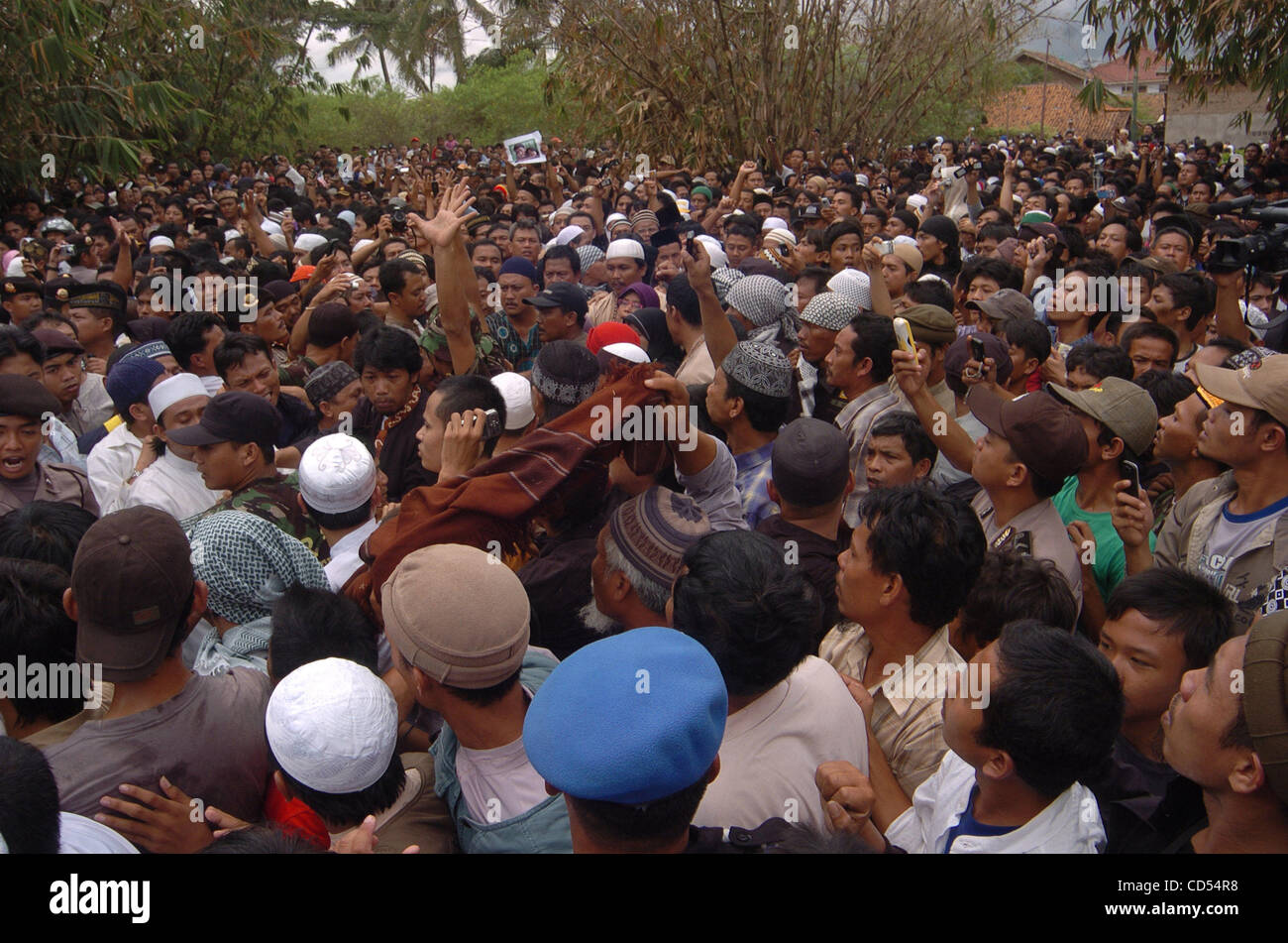 Sostenitore di Bali bomber Imam Samudra, prega durante il corteo funebre in Serang, provincia di Banten.Indonesia.Novembre 9, 2008. Centinaia di musulmani inflessibile, alcuni canti "Allahu Akbar' (Dio è più grande), riuniti per i funerali dei tre militanti indonesiano eseguito domenica per il 2002 Bali Foto Stock