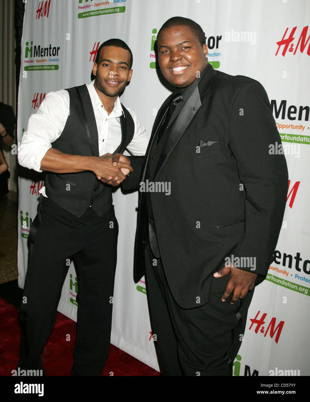20 nov 2008 - New York, NY, STATI UNITI D'AMERICA - cantanti MARIO (L) e Sean Kingston (R) frequentano il Mentor Foundation di New York inaugurale a tema Royal Gala tenutosi presso il Waldorf Astoria Hotel. (Credito Immagine: © Nancy Kaszerman/ZUMA Press) Foto Stock