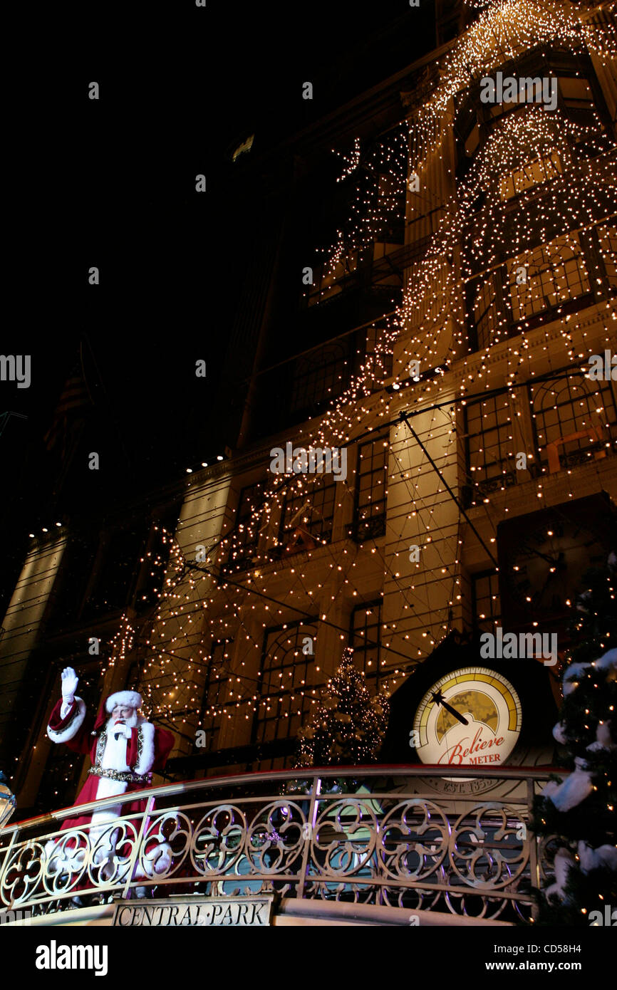 Santa Claus presso la struttura illuminazione durante il Macy's Herald Square svelare la sua famosa in tutto il mondo animato e interattivo di Windows di natale che renderà tutti i 'believe' Nov.23 2008 in Manhattan. Photo credit: Mariela Lombard/ ZUMA premere. Foto Stock