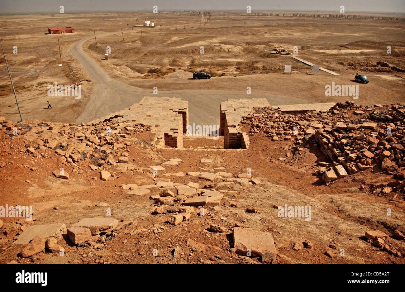 Mar 01, 2008 - Tallil, Iraq - guardando fuori dalla parte superiore della Ziggurat di Ur . Alla periferia di Camp sommatore, una base logistica nel sud dell'Iraq, è la Ziggurat di Ur, un antico tempio che è più di 4 mila anni. Costruita dai Sumeri in onore del loro dio Luna, il tempio rettangolare tow Foto Stock