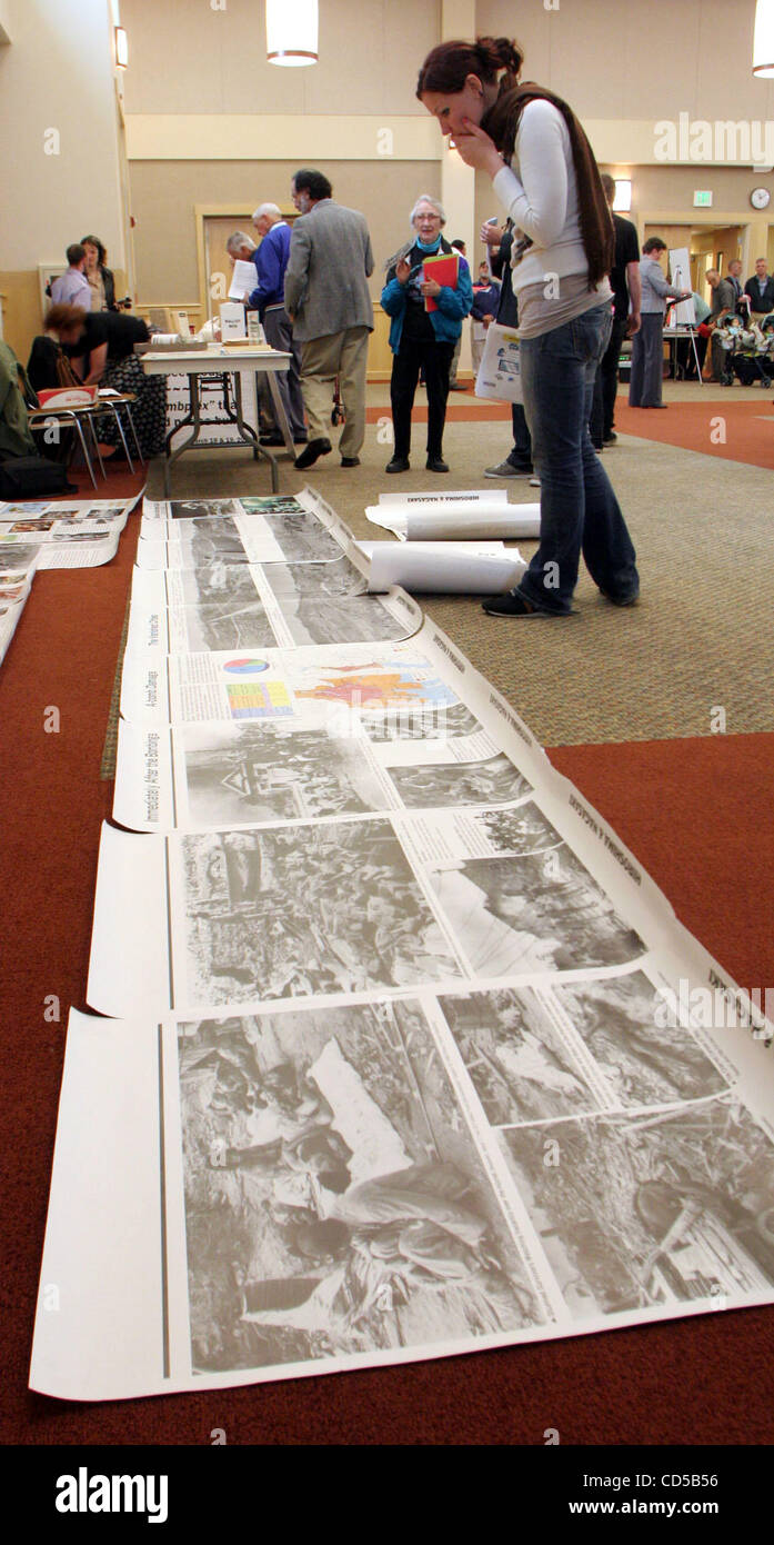 Liz Moore da Berkeley, guardando le foto visualizzate mediante l'azione di pace gruppo Occidentale presso il forum di ristrutturazione del Livermore Lab. 3/19/08(Jim Stevens/Tri-Valley Herald) Foto Stock