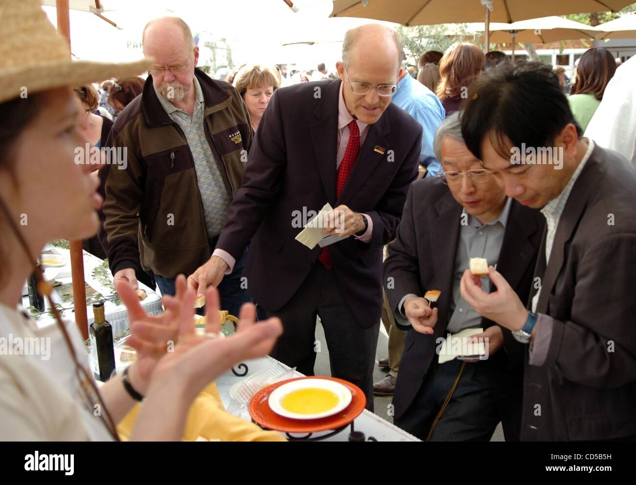 Mar 19, 2008 - Sacramento, Stati Uniti d'America - UC Davis preside della facoltà di scienze biologiche KENNETH BURTIS (centro, cravatta rossa) e visiting professore giapponese MASASHI KAWAICHI (sinistra di Burtis, bicchieri) campione degli oli di oliva fatto con olive dal campus" 2000 ulivi Mercoledì, 19 marzo 2008 durante il pubblico della scuola Foto Stock