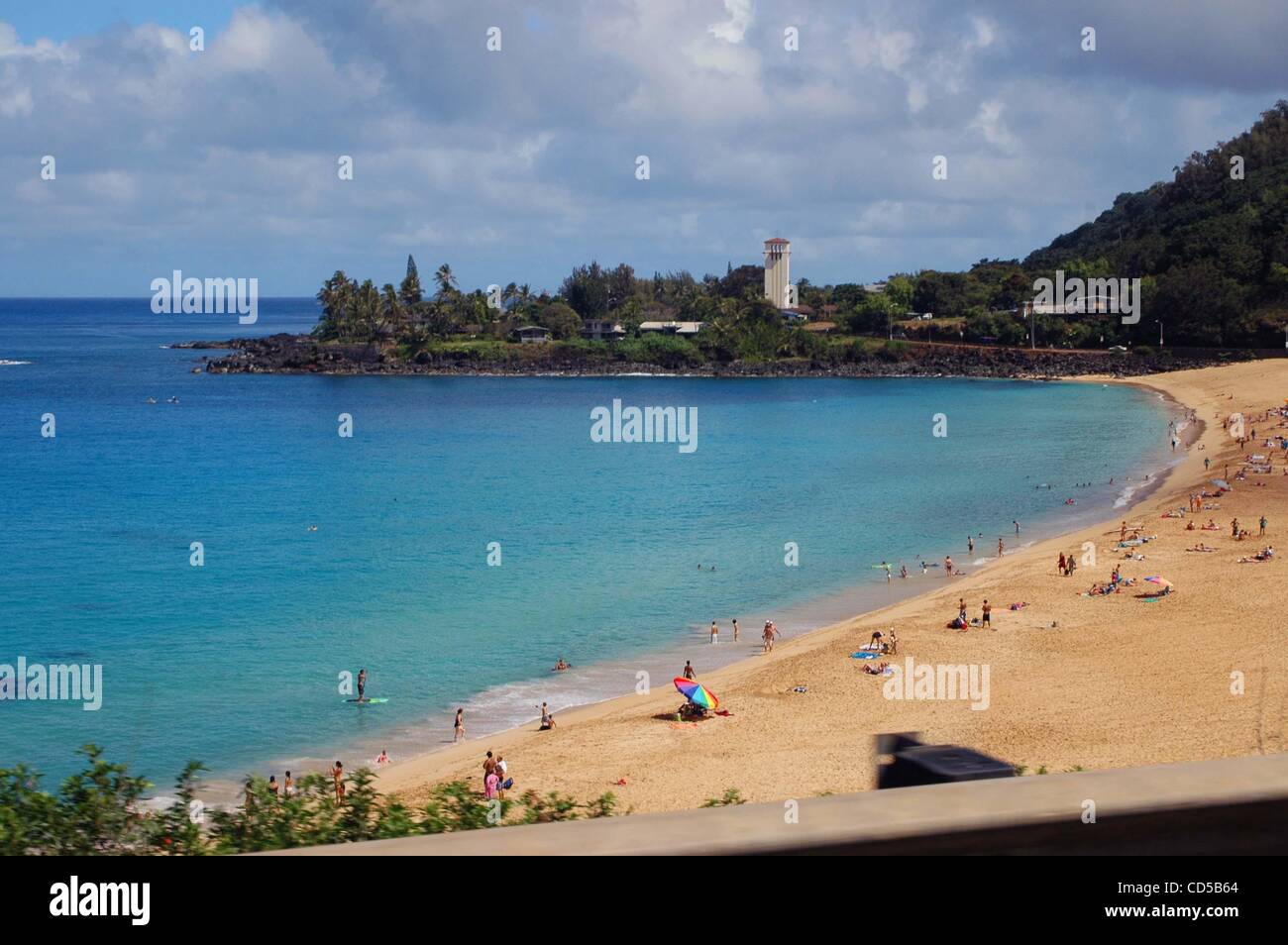 Waimea Bay si trova a Haleiwa sulla North Shore di Oahu ed è la sede di numerose competizioni di surf durante i mesi invernali quando le onde possono raggiungere 40-50 piedi. Marzo 21, 2008 copyright Tina fultz Foto Stock