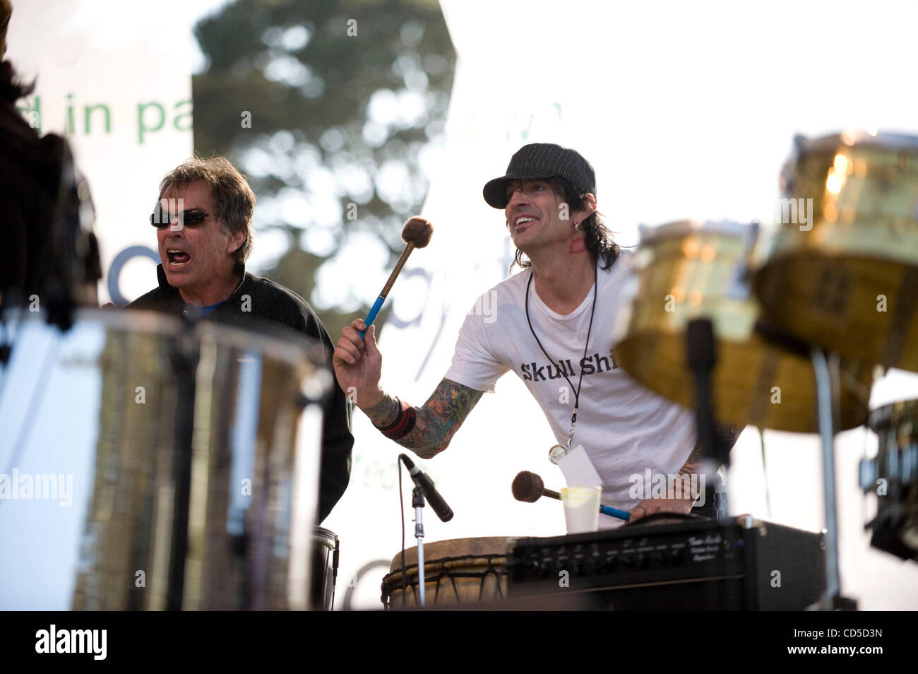 Apr 20, 2008 - San Francisco, California, Stati Uniti d'America - MICKEY HART & Tommy Lee al terzo verde annuale festival di Apple, il più grande dell'America del Earth Day celebrazione, un fine settimana di musica e di consapevolezza ambientale con otto free festival che si verificano simultaneamente al landmark sedi negli Stati Uniti. (Credito Im Foto Stock