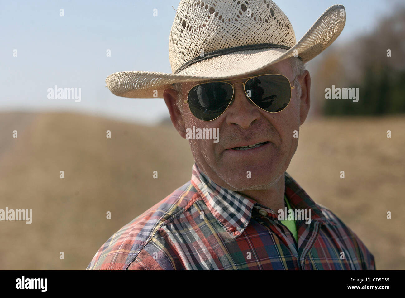 Apr 20, 2008 - parentela, il Dakota del Nord, Stati Uniti d'America - FULLER SHELDON di Mapleton, N.D., fu tra WES BETTENHAUSEN amici che si unisce a lui con il loro progetto a cavallo di un fondo aratri sabato, 4/19/08 nei pressi di parentela, North Dakota. (Credito Immagine: © Bruce scadente/ZUMA Premere) Restrizioni: * Minneapolis - St. Pau Foto Stock