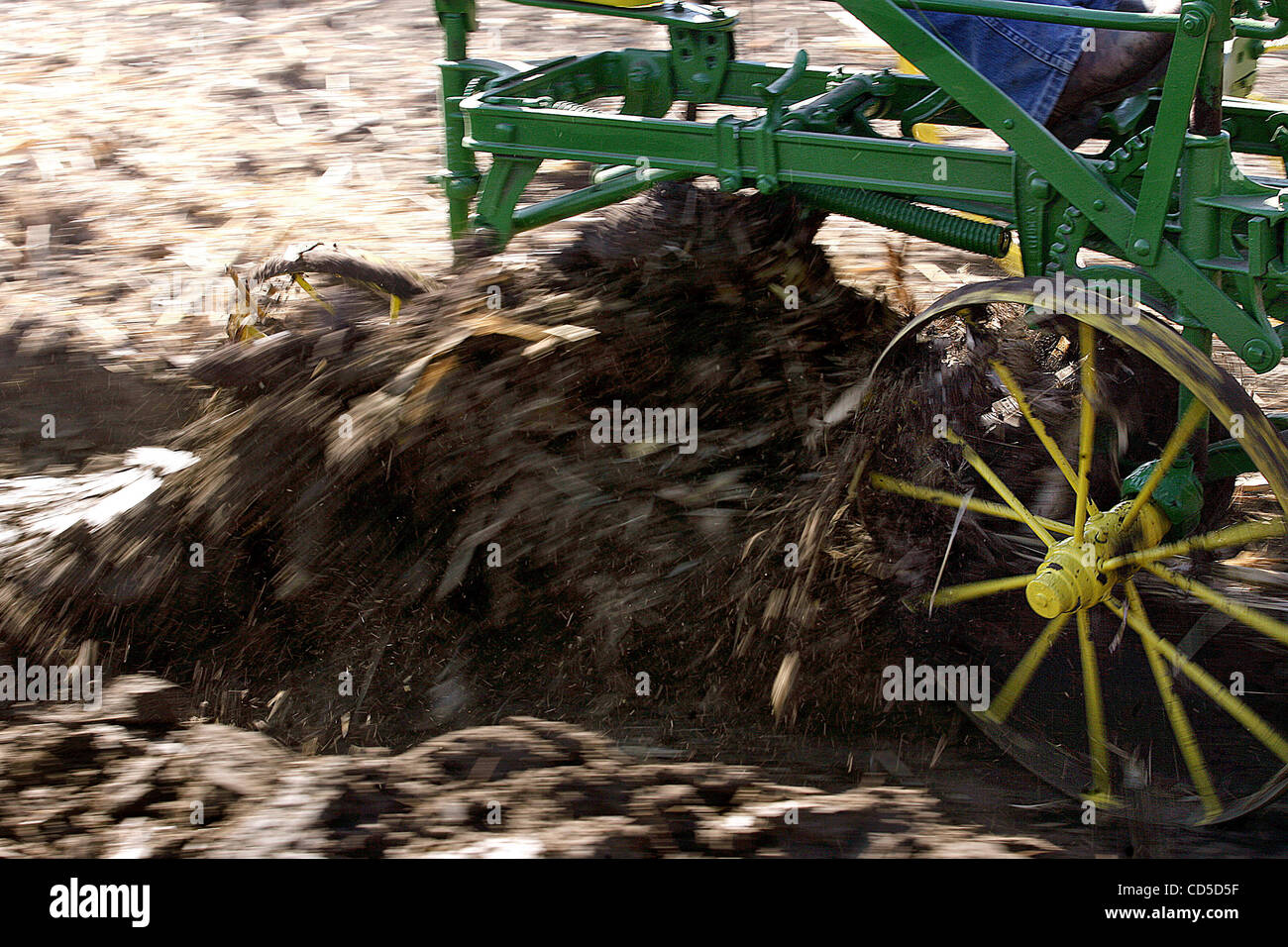 Apr 20, 2008 - parentela, il Dakota del Nord, Stati Uniti d'America - un unico versoio di un fondo aratro trainato da un team di progetto di fette di cavalli attraverso il Nord Dakota sporco su dieci acri via su Wes Bettenhausen's land Sabato, Aprile 19, 2008 a 5 miglia a ovest di parentela, N.D. (Credito Immagine: © Bruce scadente/ZUMA Press) Foto Stock