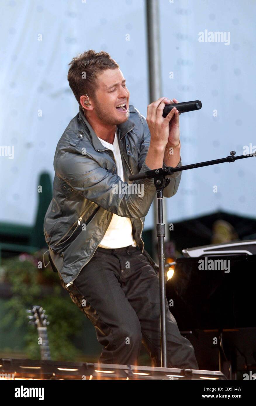 Luglio 10, 2008 - New York New York, Stati Uniti - K58763BC0.La banda ''OneRepublic '' con il cantante Ryan Teder eseguita su Good Morning America in Bryant Park 07-11-2008. - 2008(Immagine di credito: Â© Bruce Cotler/Globe foto/ZUMAPRESS.com) Foto Stock