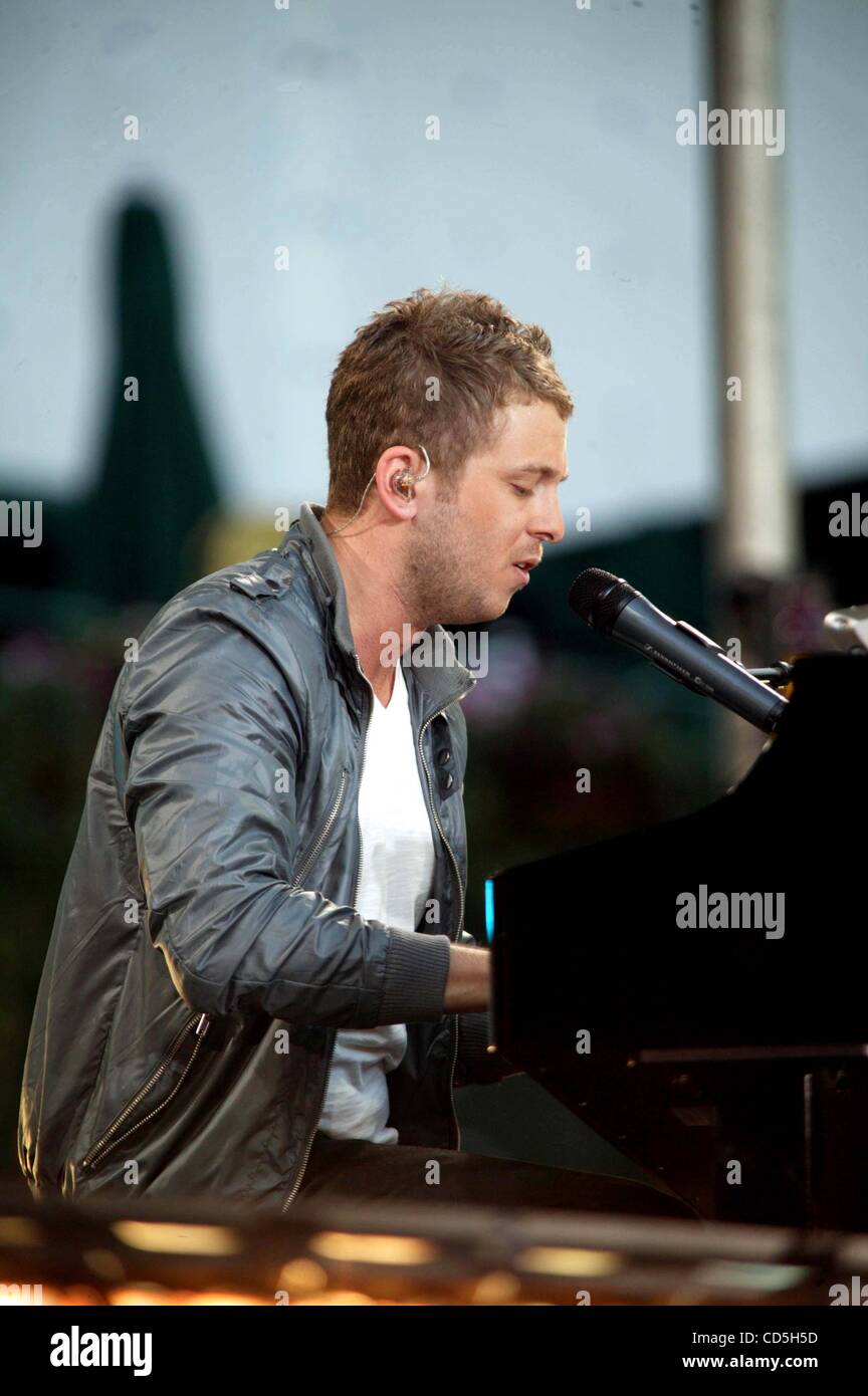 Luglio 10, 2008 - New York New York, Stati Uniti - K58763BC0.La banda ''OneRepublic '' con il cantante Ryan Teder eseguita su Good Morning America in Bryant Park 07-11-2008. - 2008(Immagine di credito: Â© Bruce Cotler/Globe foto/ZUMAPRESS.com) Foto Stock