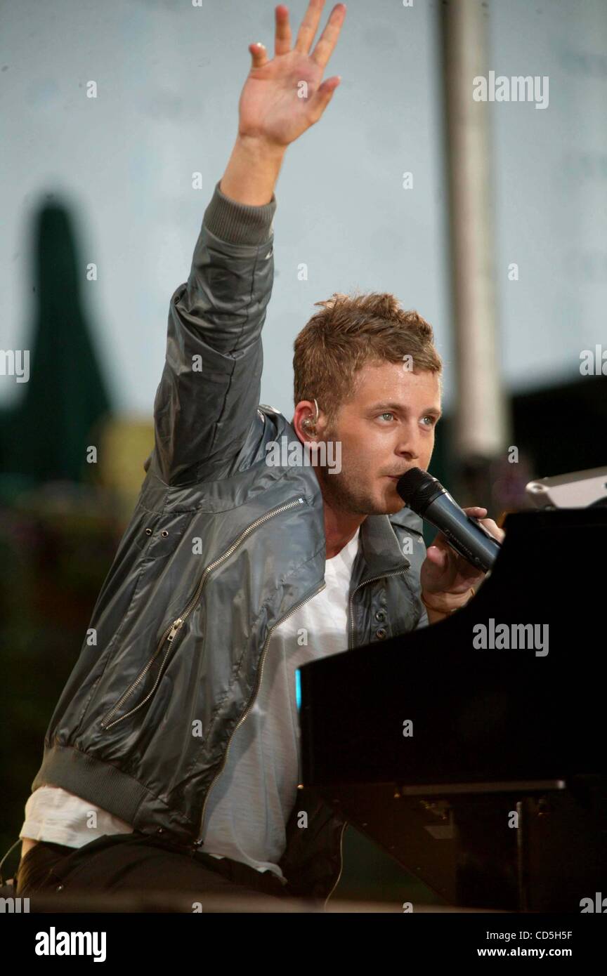 Luglio 10, 2008 - New York New York, Stati Uniti - K58763BC0.La banda ''OneRepublic '' con il cantante Ryan Teder eseguita su Good Morning America in Bryant Park 07-11-2008. - 2008(Immagine di credito: Â© Bruce Cotler/Globe foto/ZUMAPRESS.com) Foto Stock