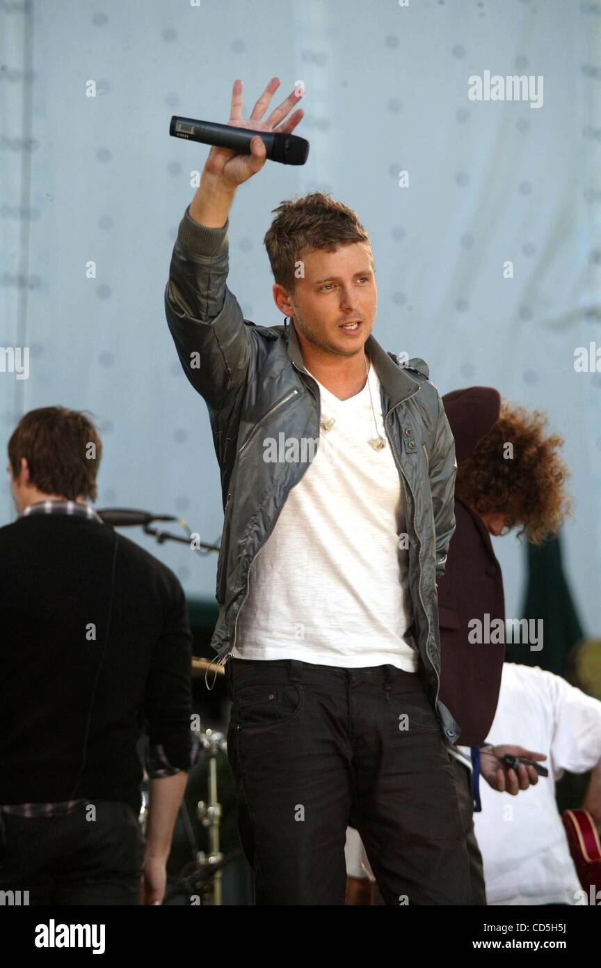 Luglio 10, 2008 - New York New York, Stati Uniti - K58763BC0.La banda ''OneRepublic '' con il cantante Ryan Teder eseguita su Good Morning America in Bryant Park 07-11-2008. - 2008(Immagine di credito: Â© Bruce Cotler/Globe foto/ZUMAPRESS.com) Foto Stock