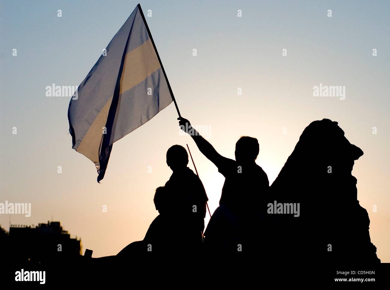 Jul 15, 2008 - Buenos Aires, Argentina - come il sole comincia a impostare, manifestanti salire il monumento de los Españoles con la bandiera dell'Argentina dopo una giornata di discorsi e di canto e canto, per protestare contro il governo guidato dal Presidente Cristina Fernandez de Kirchner e l'aumento delle tasse sul Foto Stock