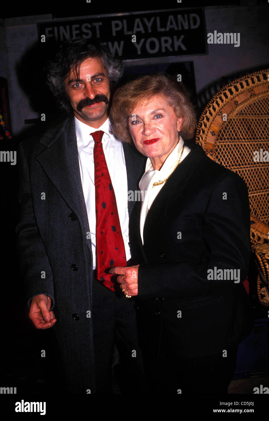 Luglio 23, 2008 - New York New York, Stati Uniti - 16167.ESTELLE GETTY e figlio di Barry. - 1991. ESTELLEGETTIRETRO(Immagine di credito: Â© Judie Burstein/Globe foto/ZUMAPRESS.com) Foto Stock