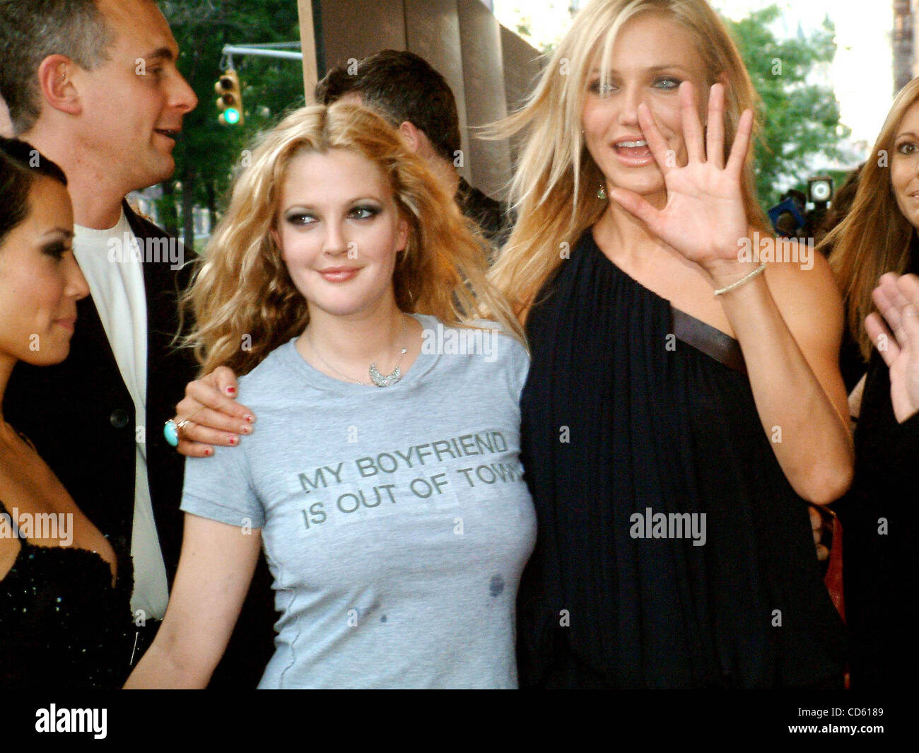 Giugno 25, 2003 - New York New York, Stati Uniti - K31430ML SD0625.SPECIALE DI SCREENING."CHARLIE'S ANGELS:Full Throttle'..LOEW'S LINCOLN SQUARE, NEW YORK New York.. / 2003.Lucy Liu, Drew Barrymore e Cameron Diaz(Immagine di credito: Â© Mitchell Levy/Globe foto/ZUMAPRESS.com) Foto Stock