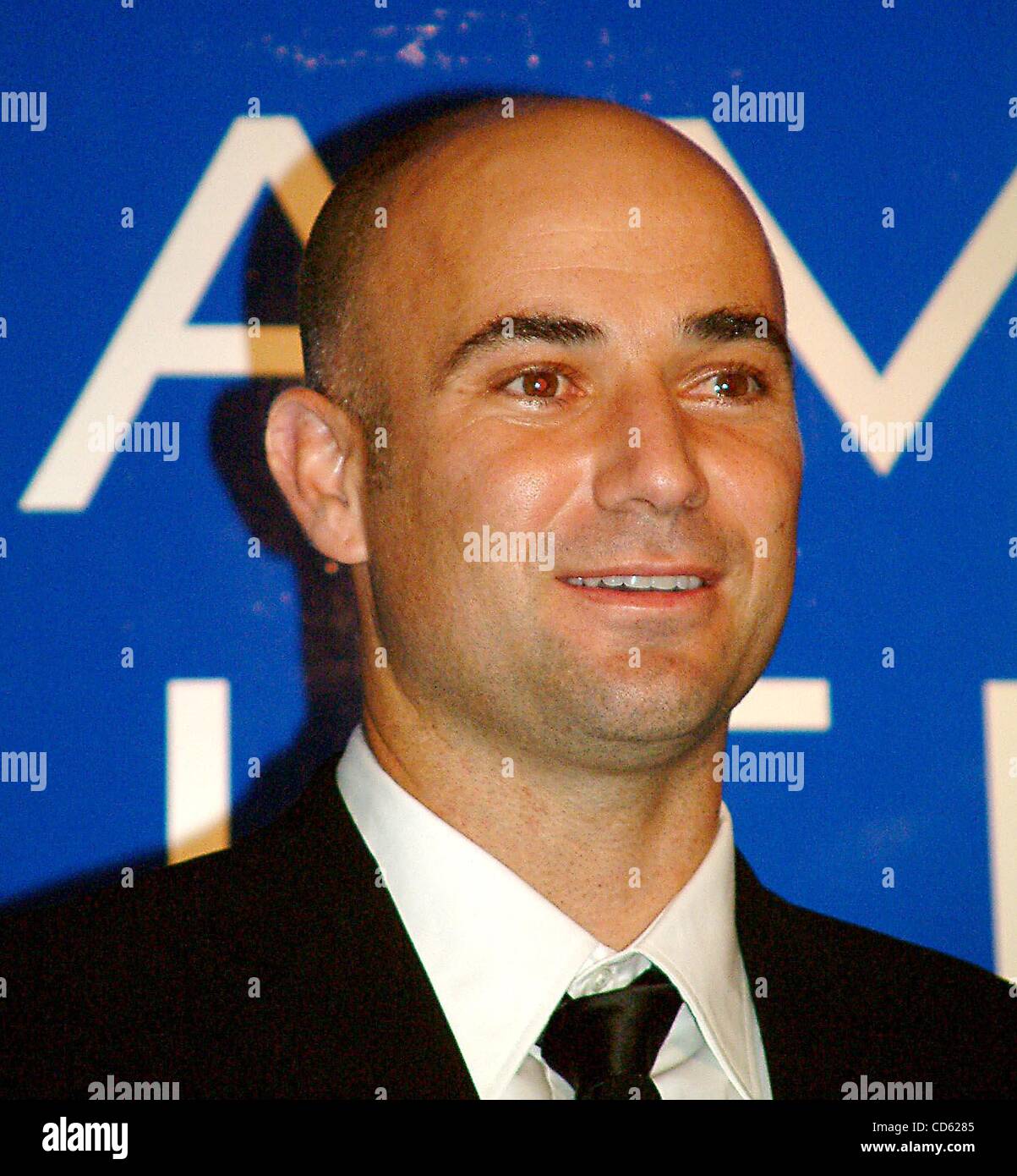 Luglio 16, 2003 - New York New York, Stati Uniti - K31761ML SD07/16/2003. .TENNIS SUPERSTAR Andre AGASSI .lancia nuovi uomini profumo-.ARAMIS VITA .di Christie's , NYC.(Immagine di credito: Â© Mitchell Levy/Globe foto/ZUMAPRESS.com) Foto Stock