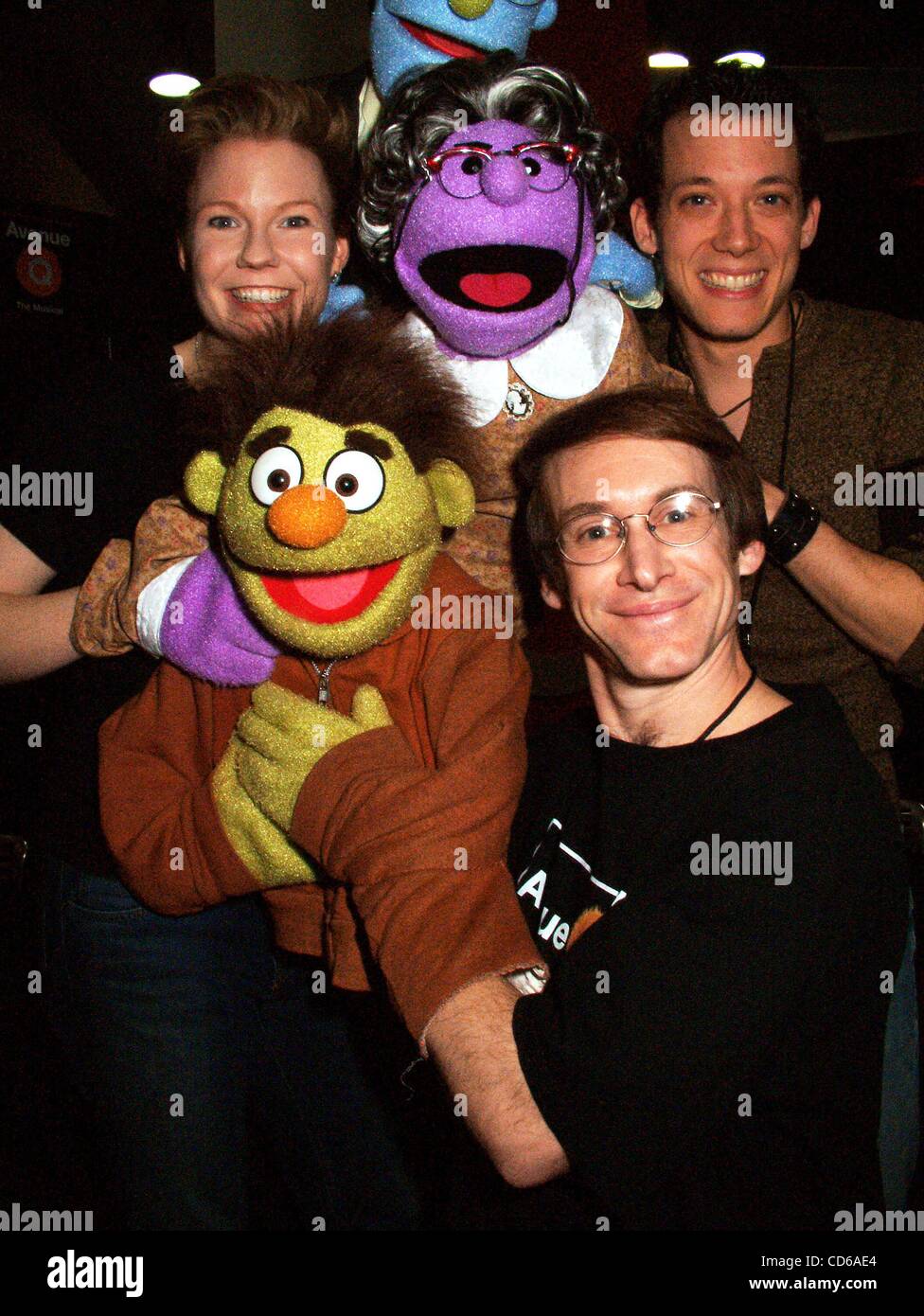 Ottobre 13, 2003 - New York New York, Stati Uniti - K33434ML.Il cast di ''Avenue Q'' CD FIRMA A TOWER RECORDS IN LINCOLN CENTER , NYC 10/13/2003. / JENNIFER BARNHART, JEFF TARTAGLIA,. E JEFF LYONS(Immagine di credito: Â© Mitchell Levy/Globe foto/ZUMAPRESS.com) Foto Stock