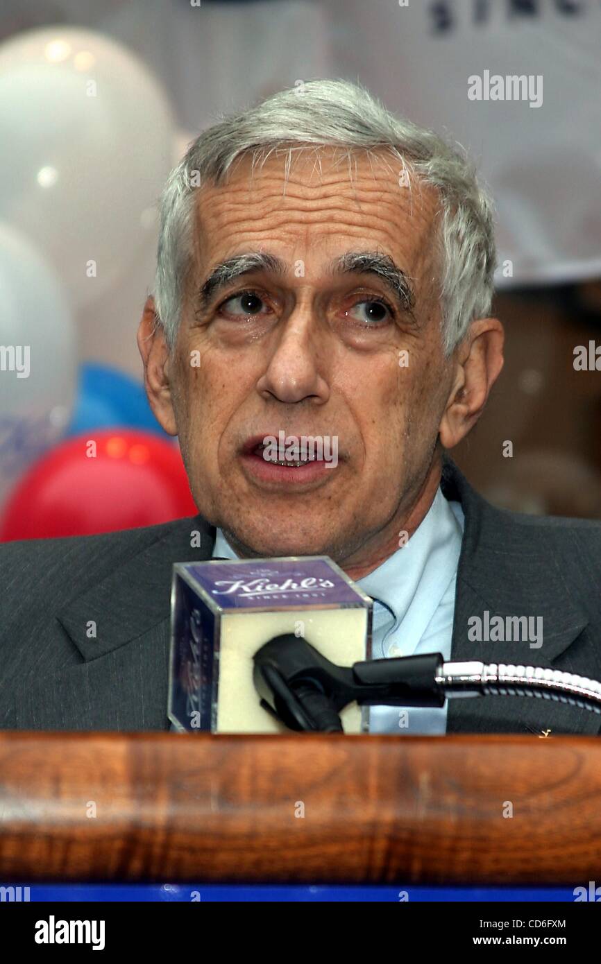 Nov. 12, 2003 - New York New York, Stati Uniti - K34048RM.KIEHL'S e prominente Newyorkesi di reimpianto storica struttura PERA A PETER STUYVESANT PEAR TREE CORNER ; KIEHL'S riceve proclamazione dalla New York DI NEW YORK evento tenutosi presso la KIEHL'S NUOVO FLAG SHIP STORE SU 3RD AVNUE E 13TH STREET, New York Foto Stock