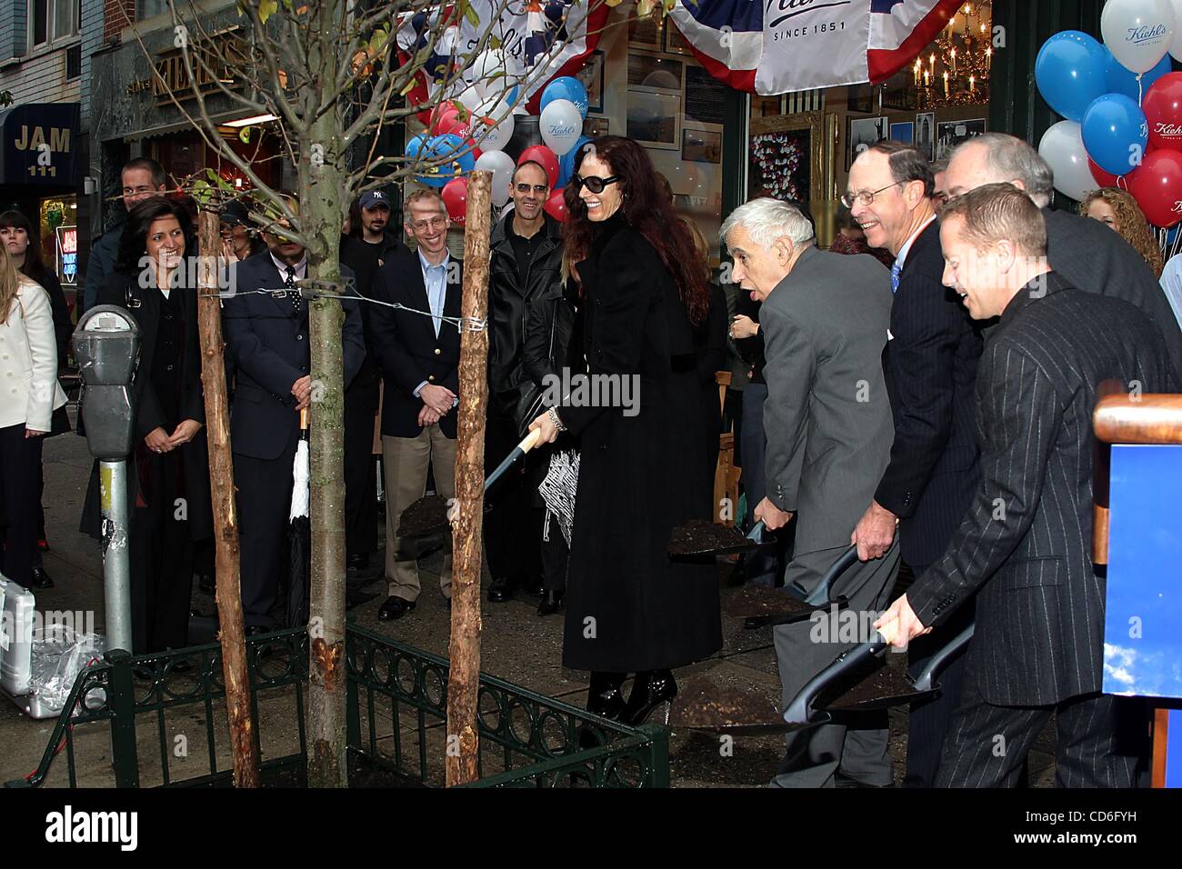 Nov. 12, 2003 - New York New York, Stati Uniti - K34048RM.KIEHL'S e prominente Newyorkesi di reimpianto storica struttura PERA A PETER STUYVESANT PEAR TREE CORNER ; KIEHL'S riceve proclamazione dalla New York DI NEW YORK evento tenutosi presso la KIEHL'S NUOVO FLAG SHIP STORE SU 3RD AVNUE E 13TH STREET, New York Foto Stock