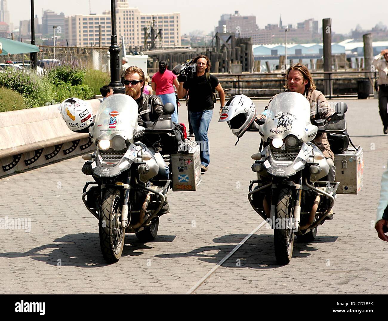 Luglio 29, 2004 - New York New York, Stati Uniti - K38546RM.LA FINITURA DI EWAN MCGREGOR e Charley Boorman 20.000 miglia di motocicletta viaggio intorno al mondo. (Il viaggio verrà visualizzato sul bravo della serie è ''LUNGA STRADA ROUND'').BATTERY PARK, NEW YOKR New York .29/07/2004. / 2004(Immagine di credito: Â© Rick Mackler/Glob Foto Stock