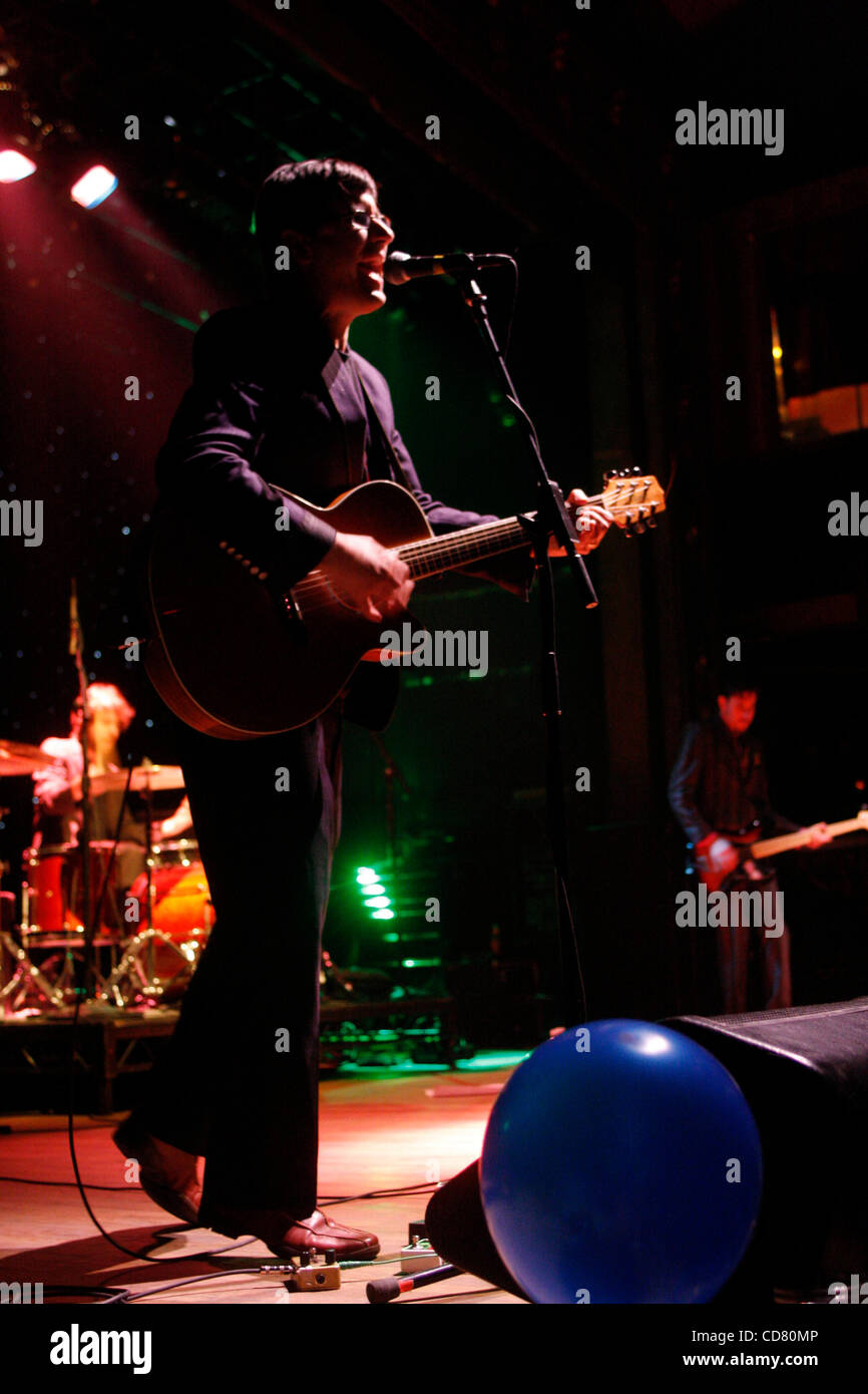 Le capre di montagna di eseguire a Webster Hall su marzo 18,2008. John Darnielle - lead singer, chitarra - primo piano Peter Hughes - bass Jon Wurster - i tamburi Foto Stock