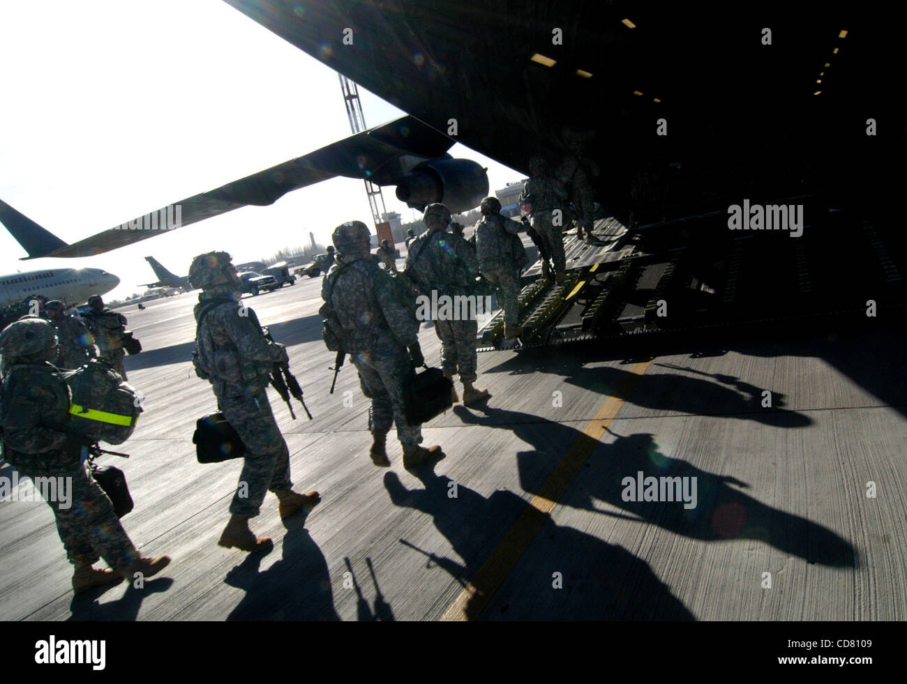 Mar 21, 2008 - Manas Air Base, Kirghizistan - testa di truppe verso la parte posteriore del C-17 in pensione dal loro volo in Afghanistan a Manas Air Base. I soldati sono parte della quarta brigata Team di combattimento, 506th Reggimento di Fanteria, 101st Airborne Division, che è in corso di dispiegamento in Afghanistan per i suoi quindici-mese Foto Stock