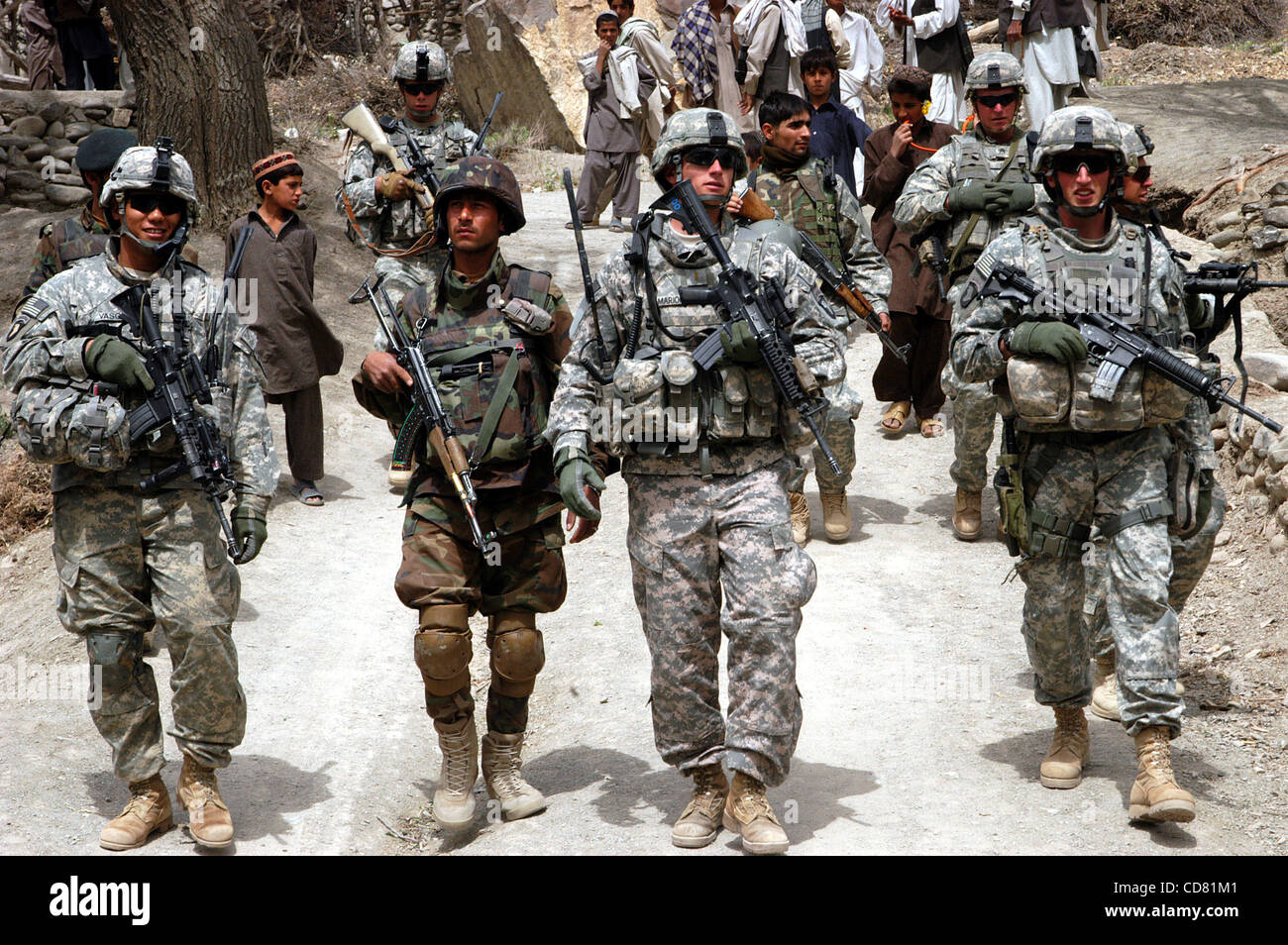 Mar 30, 2008 - Provincia di Paktya, Afghanistan - Visita di minuscoli borghi di insediamento nelle strette vallate della Provincia di Paktya in Afghanistan orientale durante montato e smontato il pattugliamento sono soldati americani dalla società C, 1-61 Cavalleria, 4° BCT, 101st Airborne Div e il loro esercito nazionale afghano co Foto Stock