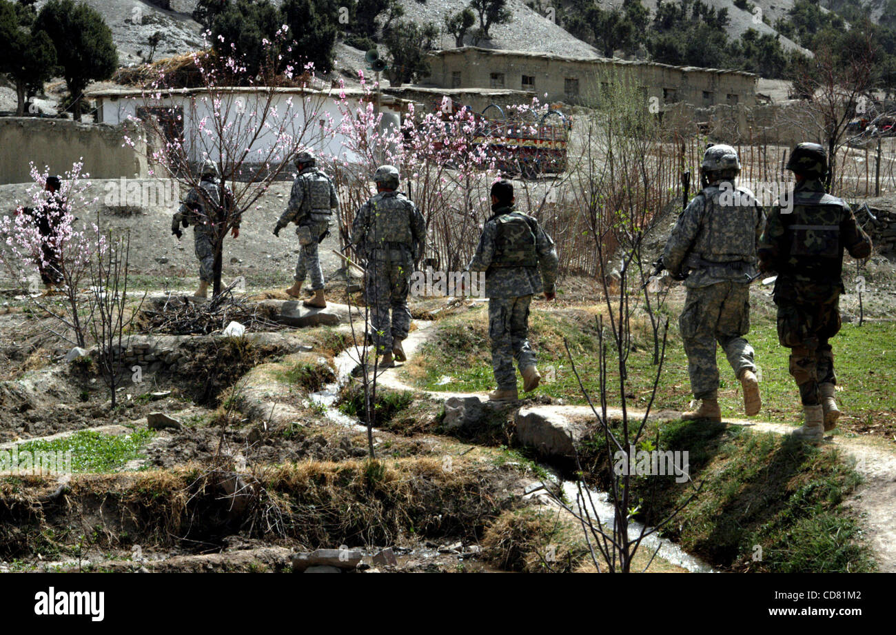 Mar 30, 2008 - Provincia di Paktya, Afghanistan - Visita di minuscoli borghi di insediamento nelle strette vallate della Provincia di Paktya in Afghanistan orientale durante montato e smontato il pattugliamento sono soldati americani dalla società C, 1-61 Cavalleria, 4° BCT, 101st Airborne Div e il loro esercito nazionale afghano co Foto Stock