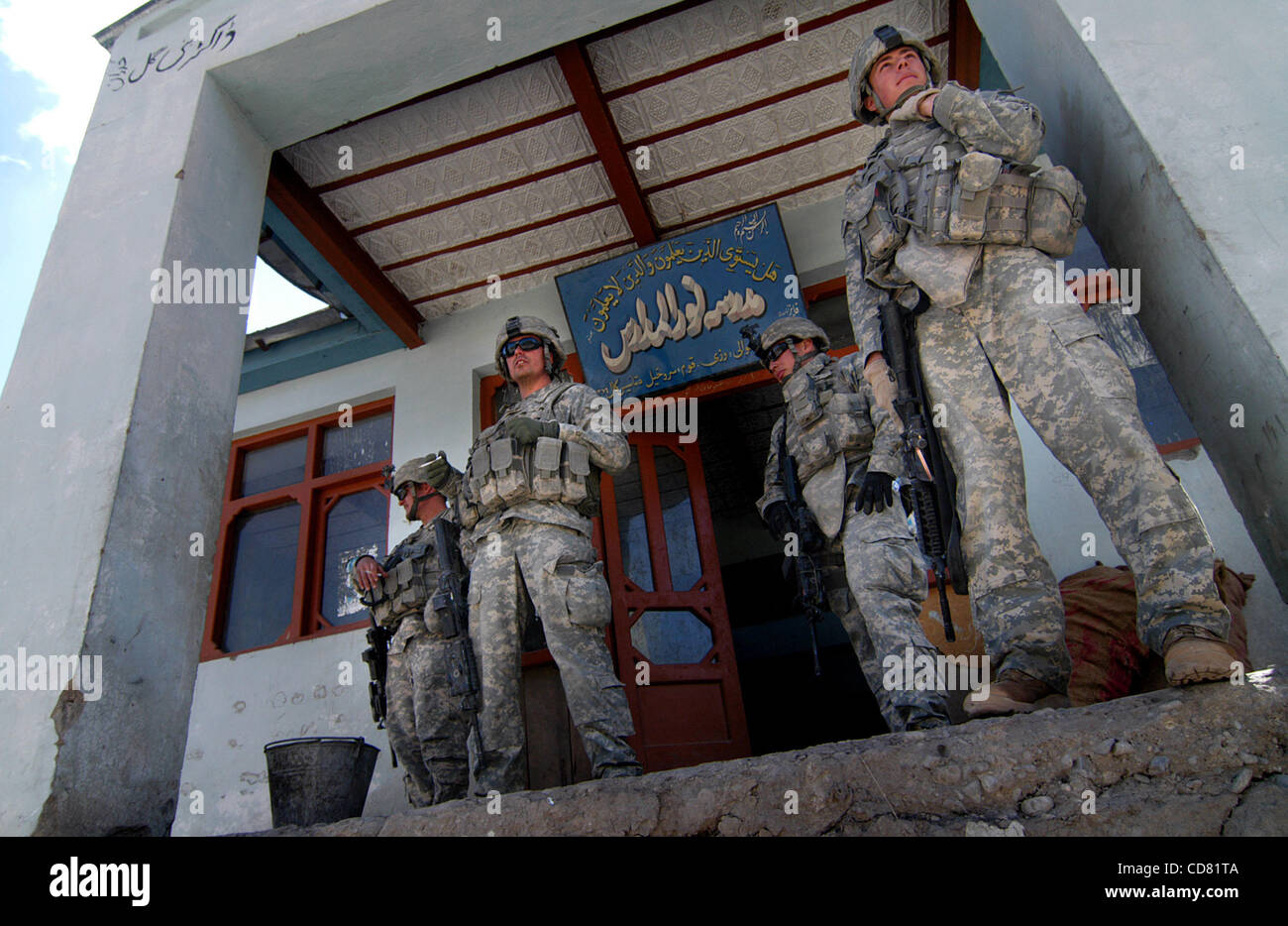 Apr 01, 2008 - Suri Kheyl, Paktya Provincia, Afghanistan - i soldati USA visitare una scuola del distretto durante un giunto a noi/le forze di sicurezza afgane pattuglia in provincia di Paktya, Afghanistan orientale. (Credito Immagine: © Paolo Avallone/ZUMA Press) Foto Stock