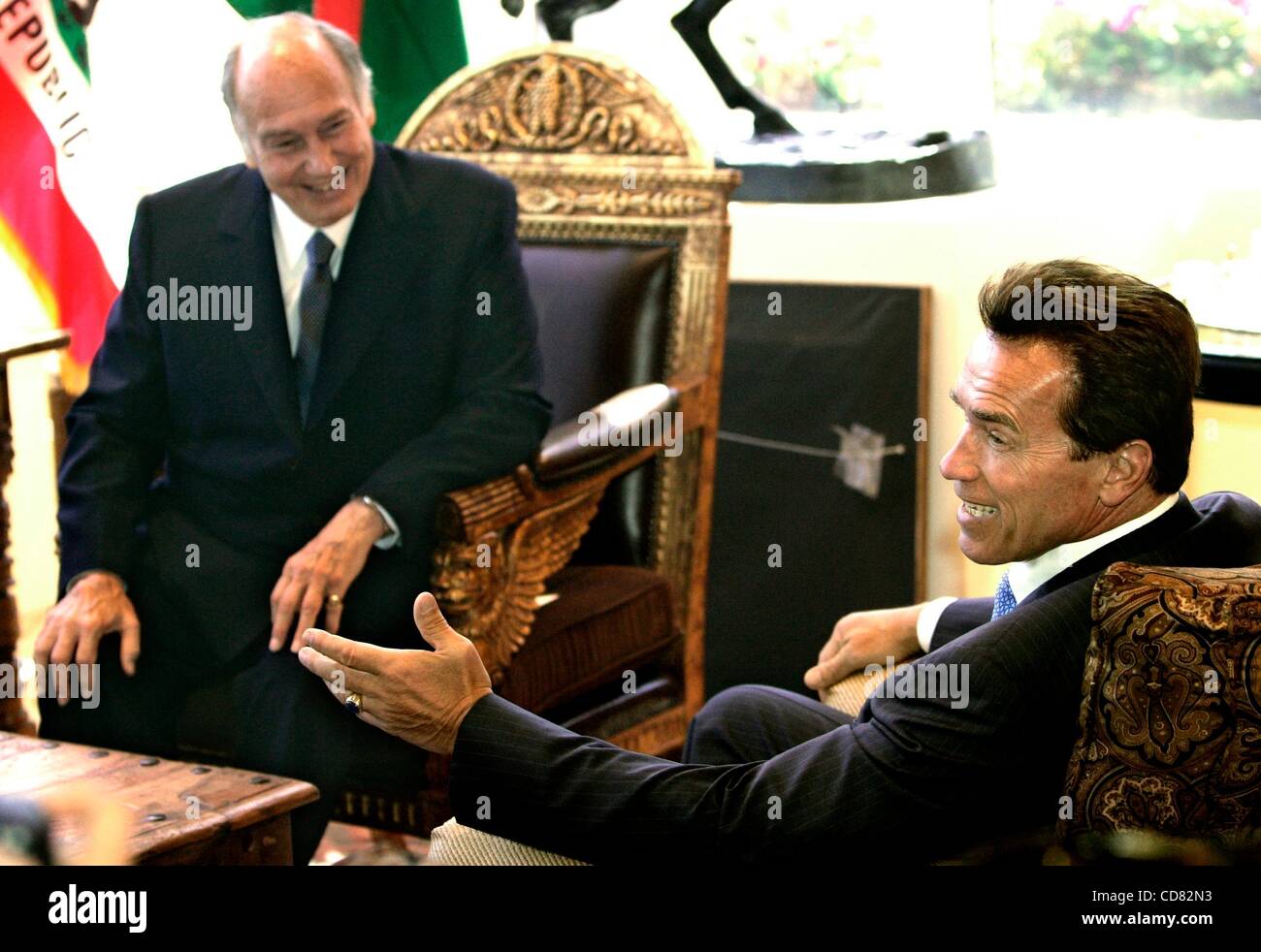 Apr 14, 2008 - Santa Monica, California, Stati Uniti d'America - l'Aga Khan IV, principe Karim al HUSSEINI, leader spirituale di 20 milioni di euro forte Ismaili ramo di Shia Islam soddisfa con regolatore di Arnold Schwarzenegger in riconoscimento del suo giubileo d oro, segnando il suo cinquantesimo anniversario come Imam della Ismailis. T Foto Stock