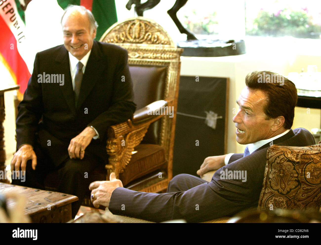 Apr 14, 2008 - Santa Monica, California, Stati Uniti d'America - l'Aga Khan IV, principe Karim al HUSSEINI, leader spirituale di 20 milioni di euro forte Ismaili ramo di Shia Islam soddisfa con regolatore di Arnold Schwarzenegger in riconoscimento del suo giubileo d oro, segnando il suo cinquantesimo anniversario come Imam della Ismailis. T Foto Stock