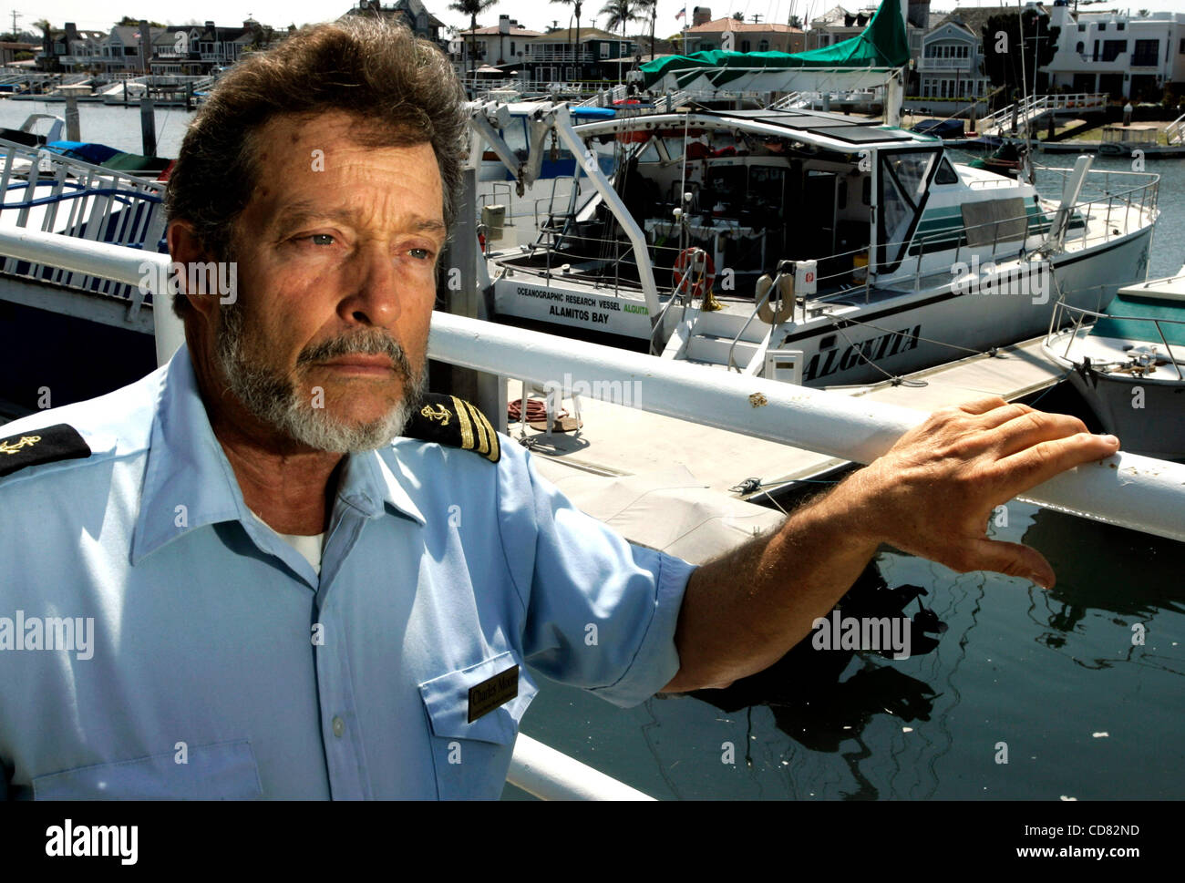 Apr 14, 2008 - Long Beach, CA, Stati Uniti d'America Charles Moore al dock con la sua ricerca catamarano denominato Alguita. Moore è un ricercatore marino accreditato alla scoperta del 'Grande Pacific Garbage Patch' , una floating garbage dump circa le dimensioni di Australia creato da correnti del Pacifico. Credito: P Foto Stock