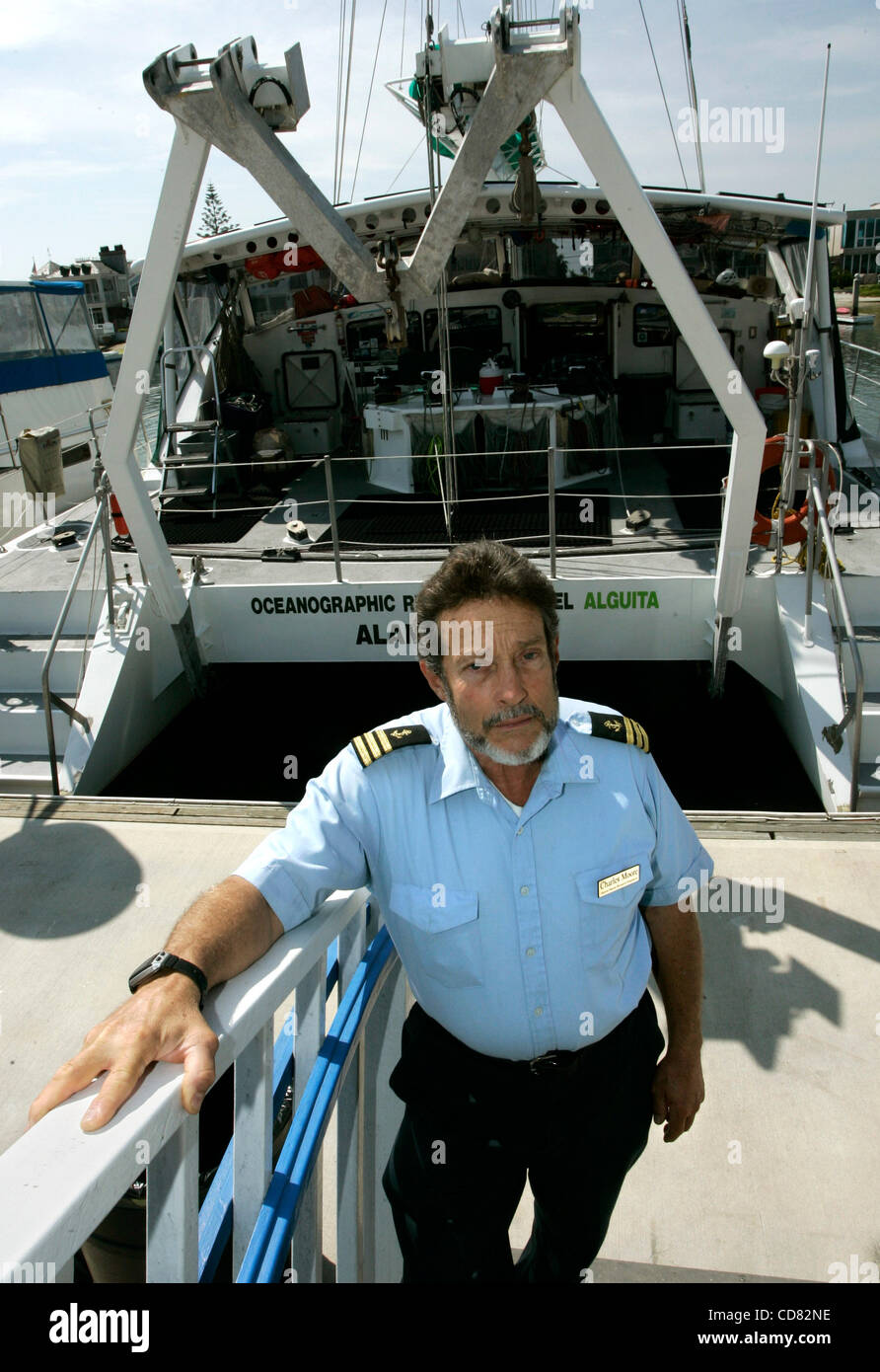 Apr 14, 2008 - Long Beach, CA, Stati Uniti d'America Charles Moore al dock con la sua ricerca catamarano denominato Alguita. Moore è un ricercatore marino accreditato alla scoperta del 'Grande Pacific Garbage Patch' , una floating garbage dump circa le dimensioni di Australia creato da correnti del Pacifico. Credito: P Foto Stock