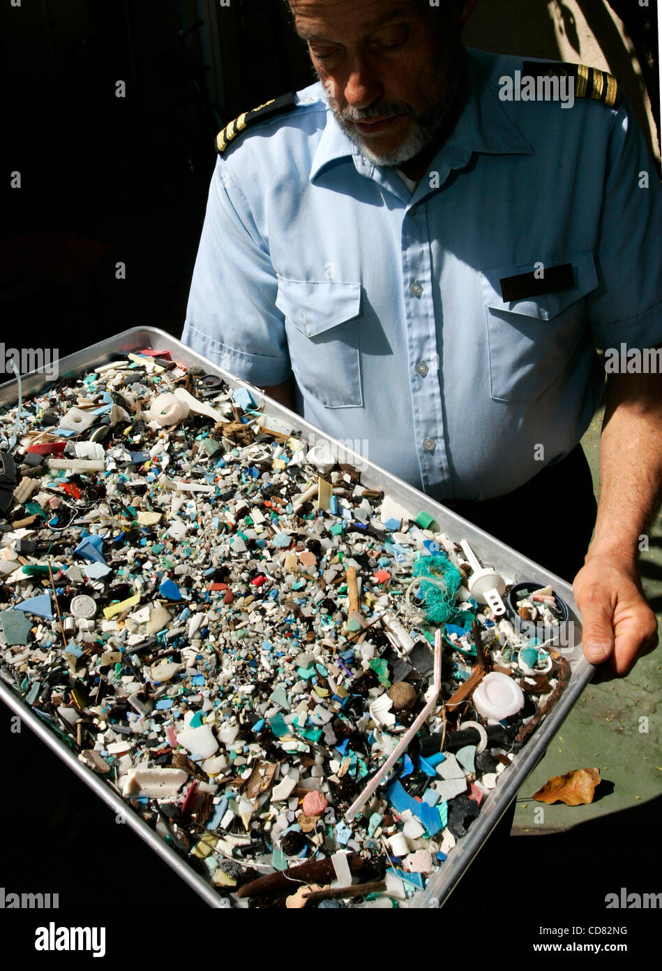 Apr 14, 2008 - Long Beach, CA, Stati Uniti d'America Charles Moore detiene un vassoio di detriti raccolti su di una spiaggia alle Hawaii si è incagliata dal "Grande Pacific Garbage Patch' . Moore è un ricercatore marino accreditato alla scoperta del 'Grande Pacific Garbage Patch' , una floating garbage dump circa le dimensioni di Australi Foto Stock