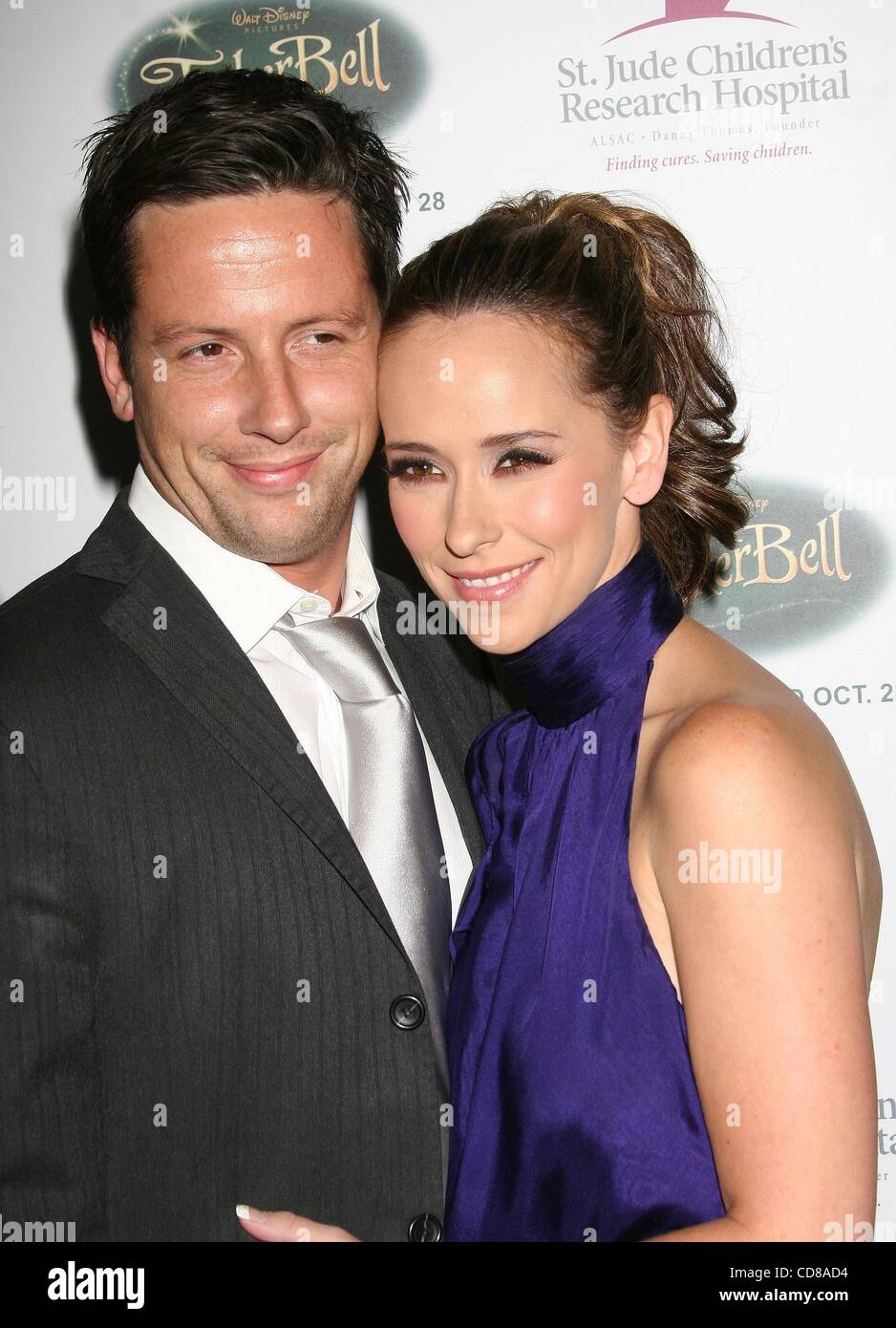 11 ott 2008 - Los Angeles, California, Stati Uniti d'America - attrice Jennifer Love Hewitt e il marito ROSS MCCAUL presso la pista per la vita a vantaggio aiutando St Jude per bambini Ospedale di ricerca, presentato da 'Tinker Bell' su DVD e Blu-ray, svoltasi presso il Beverly Hilton Hotel di Beverly Hills. (Credito Immagine: Â© Paul Fent Foto Stock