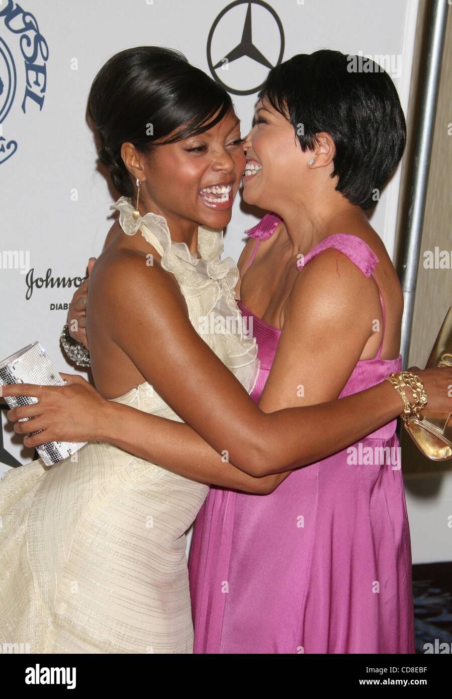 Oct 25, 2008 - Los Angeles, California, Stati Uniti d'America - attrice TARAJI HENSON e attrice TISHA CAMPBELL-MARTIN alla Mercedes-Benz trentesimo anniversario Giostra della speranza palla a beneficio del Barbara Davis Centro per l'infanzia il diabete. La manifestazione si è svolta presso il Beverly Hilton Hotel. (Credito Immagine: Â© Paul Fenton Foto Stock