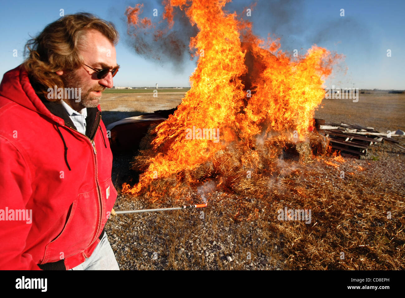 28 ott 2008 - Topeka Kansas, Stati Uniti d'America - un fuoco si è acceso per simulare una autocisterna fuoco durante un incidente di massa disaster trapano a Forbes Campo in Topeka nel Kansas. Diversi Shawnee e Douglas county agenzie di emergenza condotta il disastro esercizio a Forbes campo al treno con Department of Homeland Secur Foto Stock