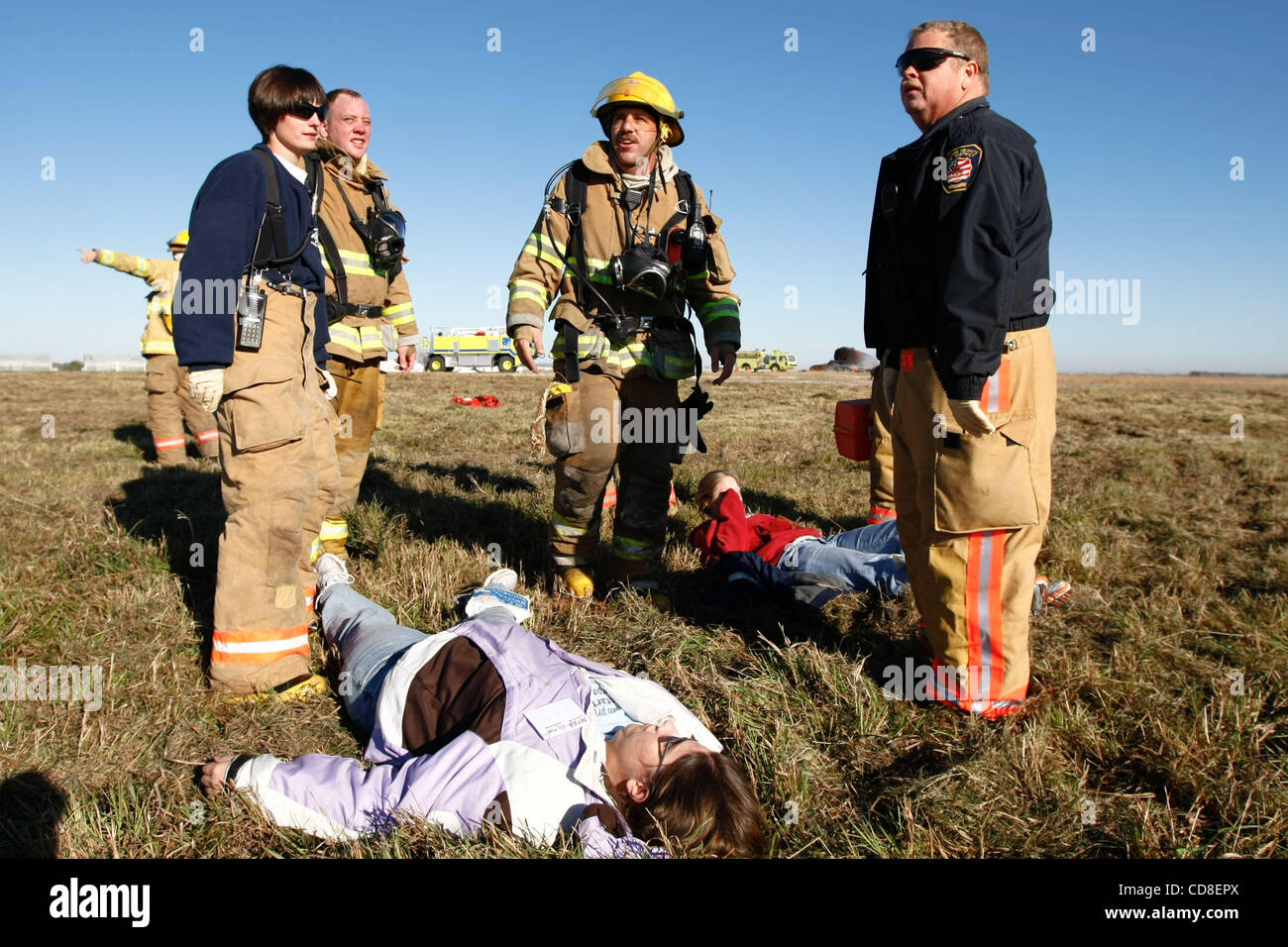 28 ott 2008 - Topeka Kansas, Stati Uniti d'America - i vigili del fuoco di stand su simulazioni di pazienti durante un disastro trapano a Forbes Campo in Topeka nel Kansas. Diversi Shawnee e Douglas county agenzie di emergenza condotta il disastro esercizio a Forbes Campo in treno con il Department of Homeland Security acquistato equipmen Foto Stock