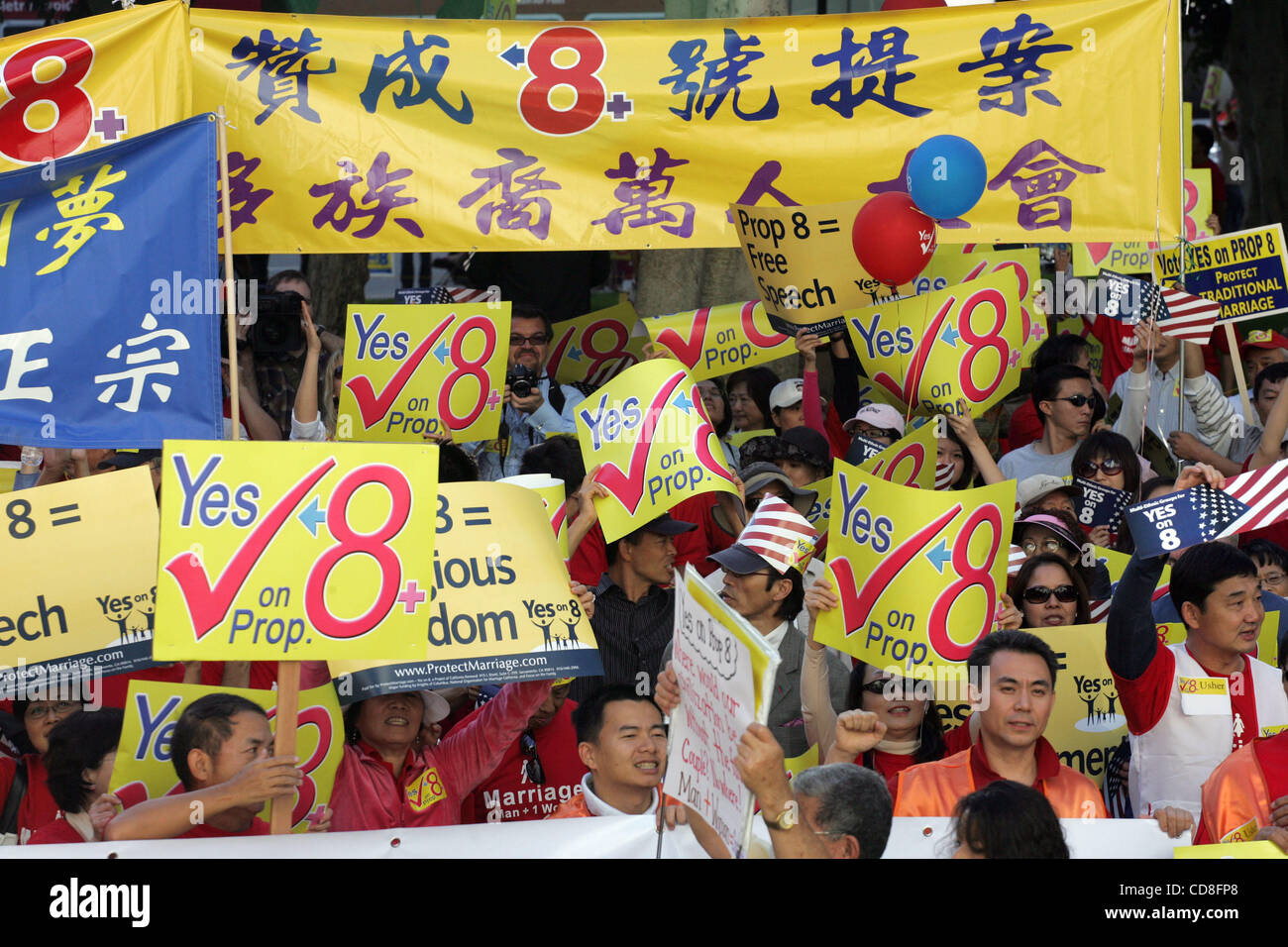 Migliaia di sostenitori di Proposizione 8 Unire i gruppi Multi-Ethnic al Rally al di fuori di Los Angeles City Hall di domenica 2 novembre, 2008. (Foto di Ringo Chiu / Zuma Press) Foto Stock