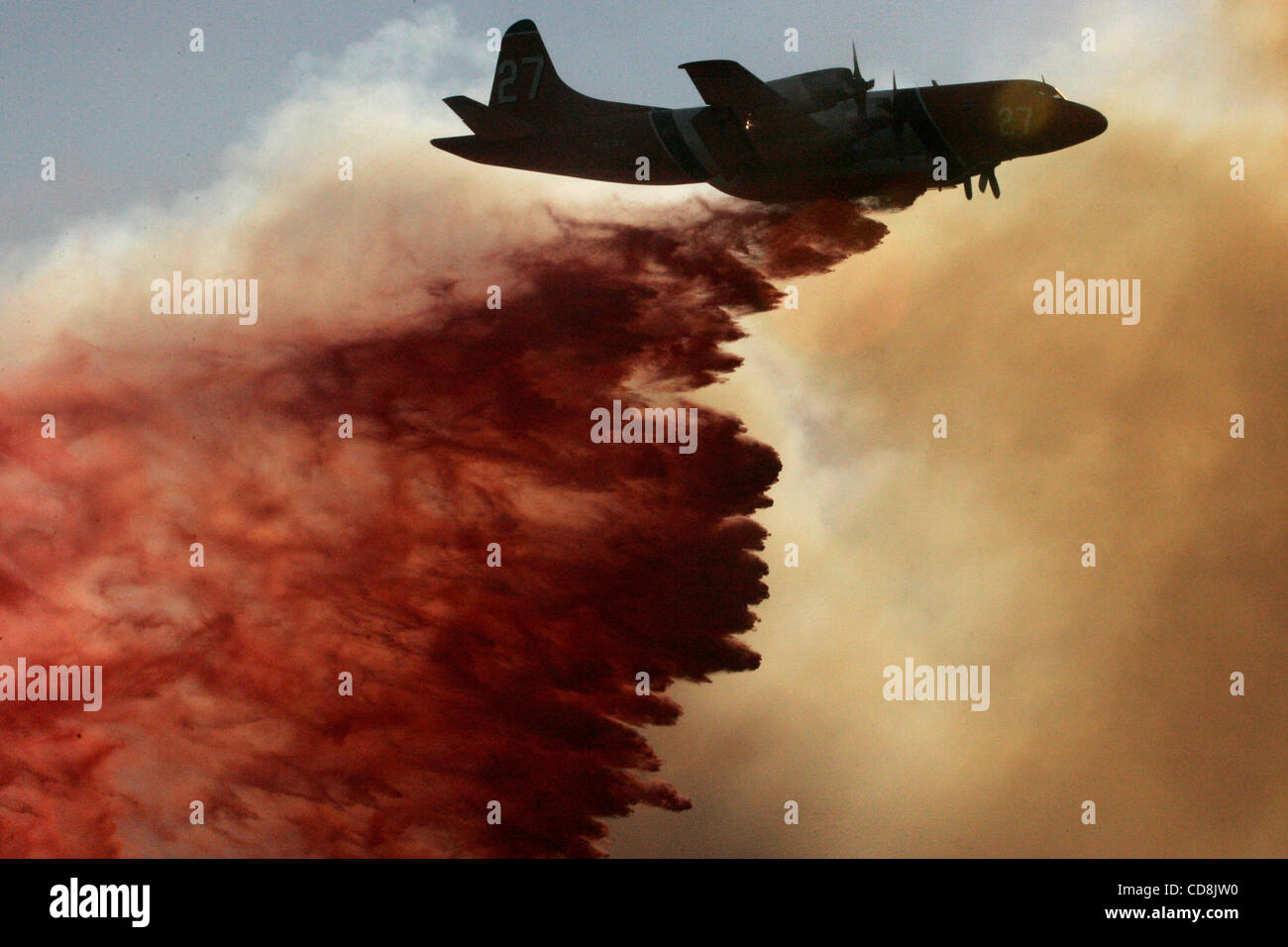 Novembre 16, 2008 - Diamond Bar, California, Stati Uniti d'America - un velivolo antincendio scende phos-chek sul triangolo complesso fire in Diamond Bar domenica 16 novembre , 2008 (credito Immagine: © Jonathan Alcorn/ZUMA Press) Foto Stock