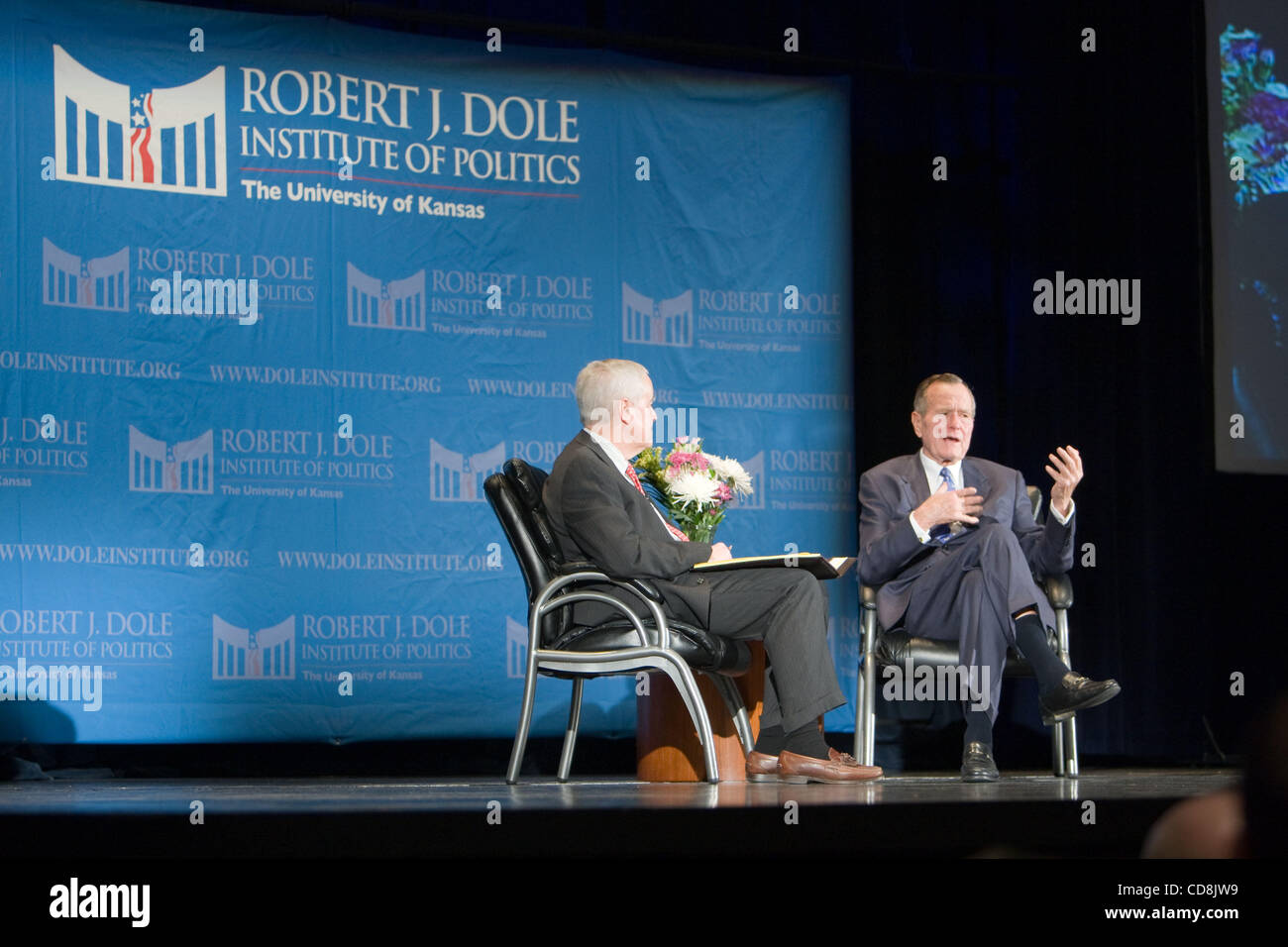 Novembre 16, 2008 - Lawrence, Kansas, Stati Uniti d'America - Ex presidente George H.W. BUSH ha accettato il 2008 Dole premio di leadership presso il Centro ha mentito sulla west campus della University of Kansas. Dole Istituto di Politica onori di un singolo individuo o un gruppo la cui leadership attraverso onorato servizio nella nostra democrazia Foto Stock